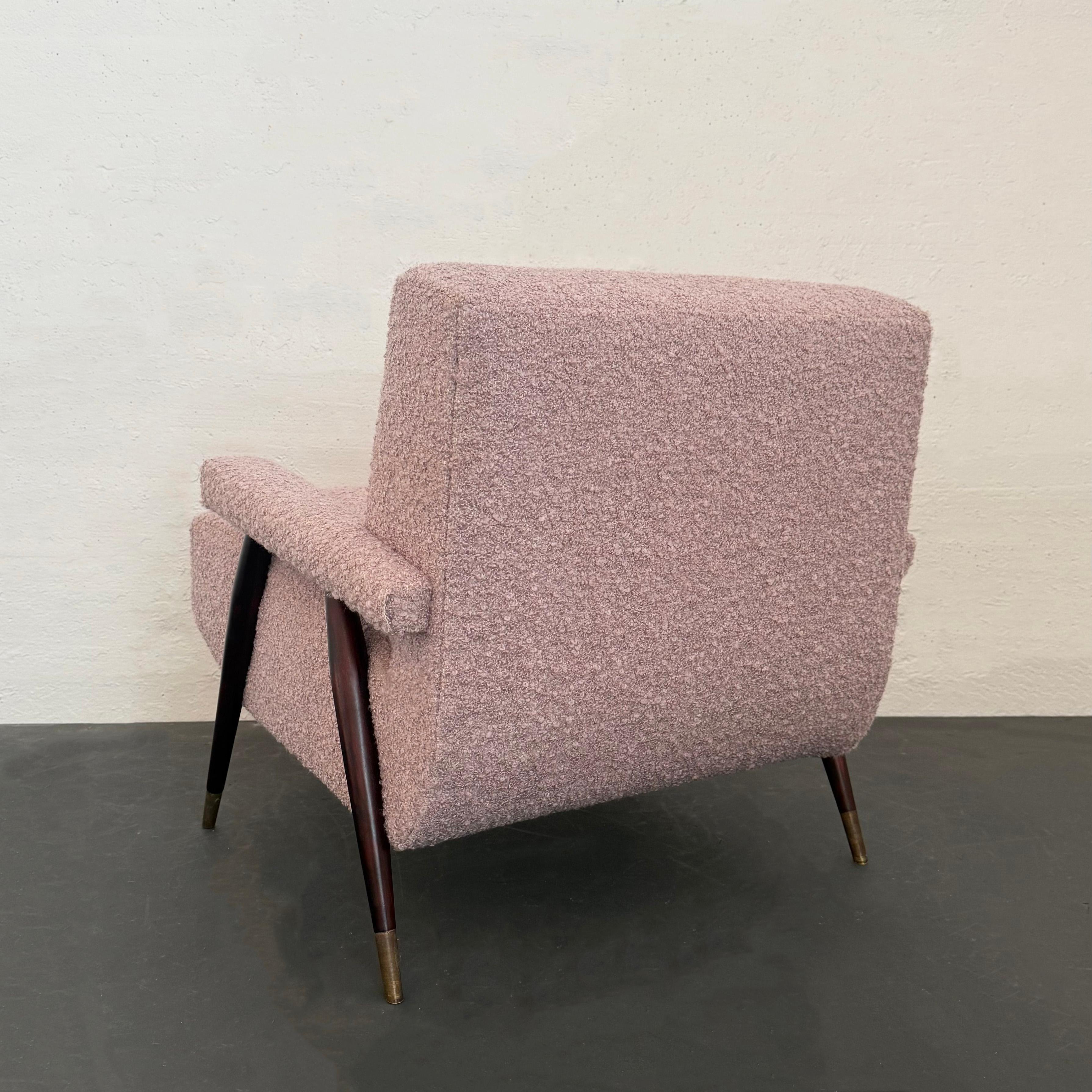 XX secolo Sedia da salotto in acero imbottita Bouclé moderna di metà secolo in vendita