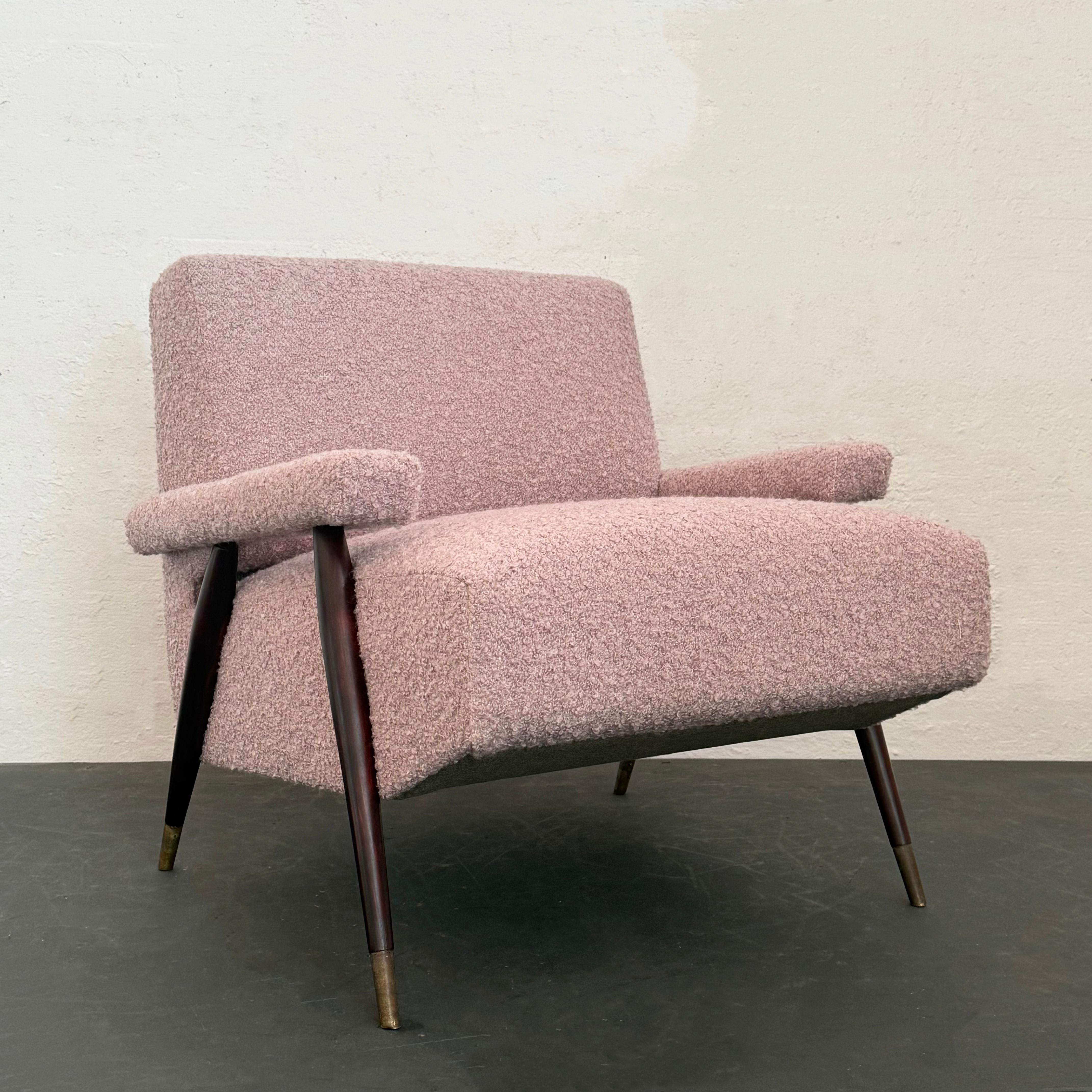 Ottone Sedia da salotto in acero imbottita Bouclé moderna di metà secolo in vendita