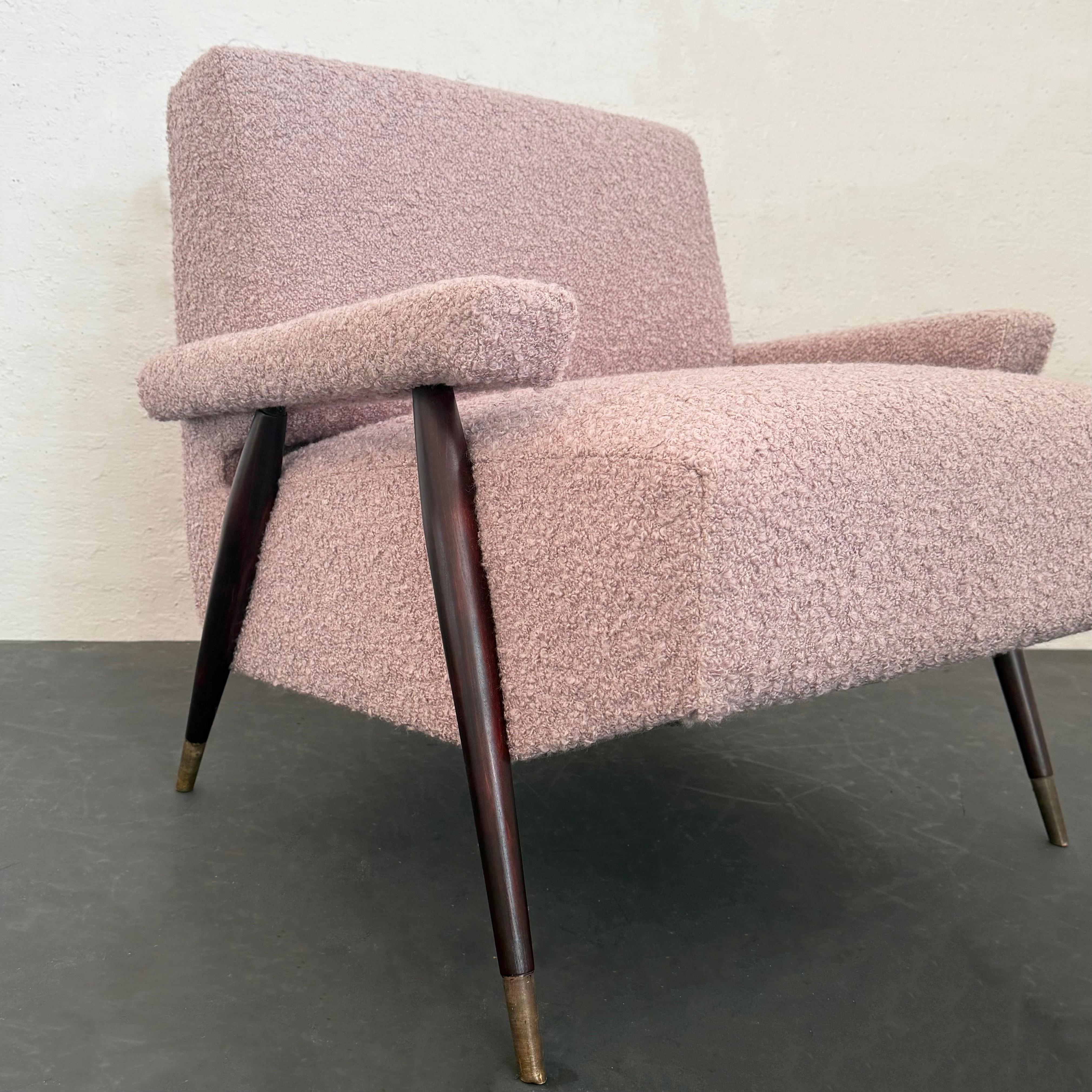 Sedia da salotto in acero imbottita Bouclé moderna di metà secolo in vendita 1