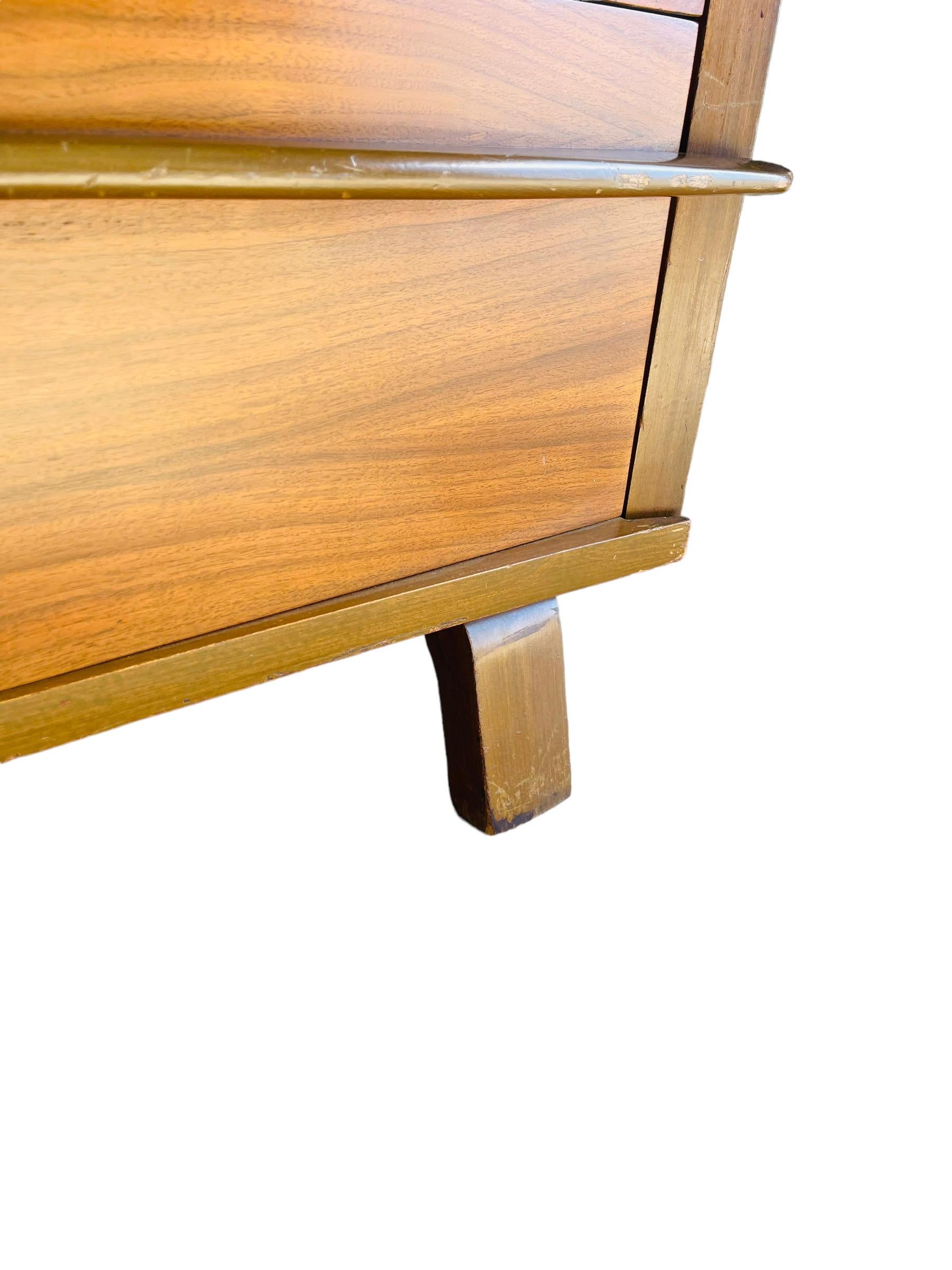 Mid-Century Modern Bow Front Walnut Dresser / Credenza 9
