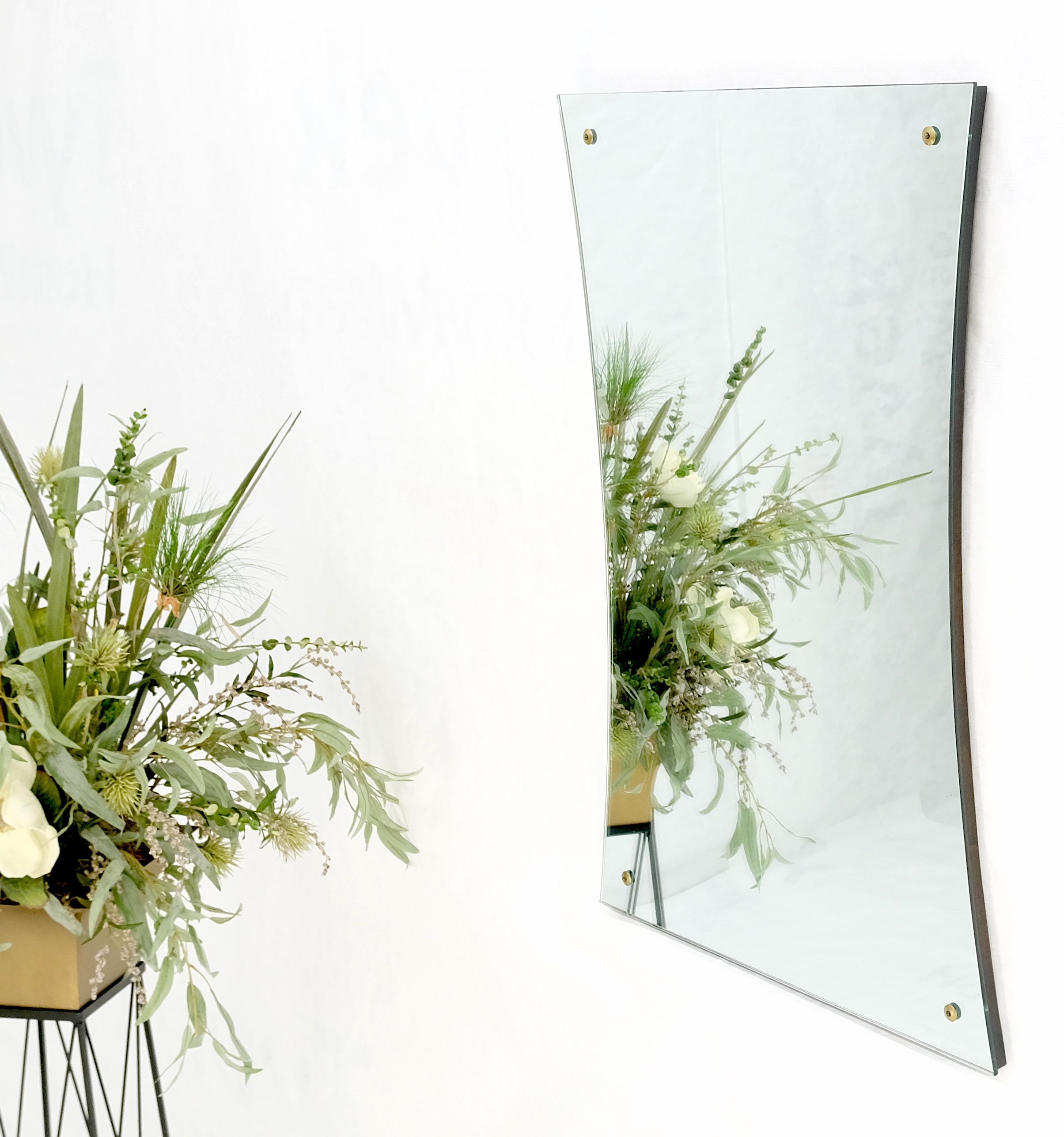 Mid Century Modern Bow Tie Wandspiegel (Spiegel) im Angebot