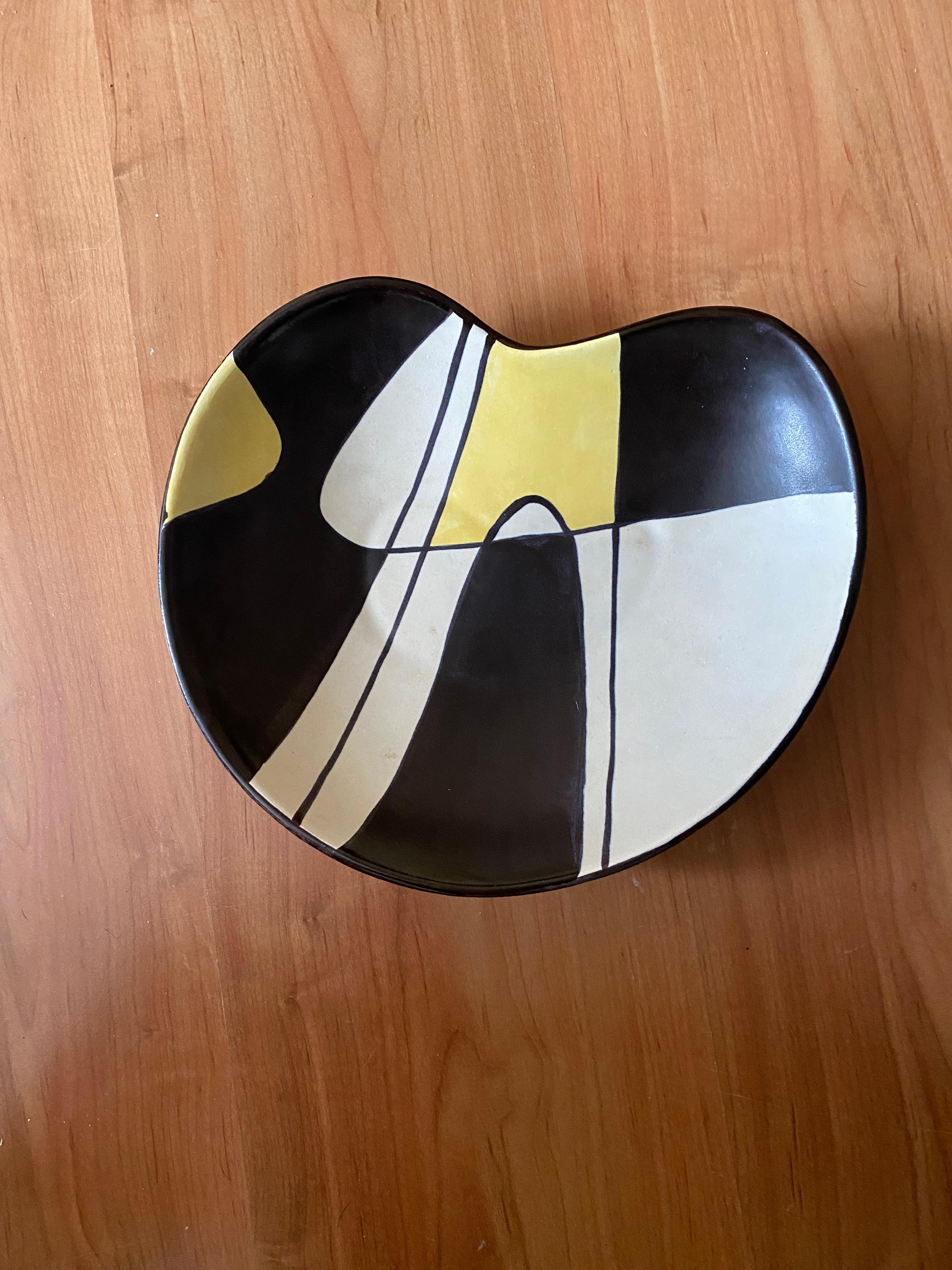 Bellissima ciotola di grandi dimensioni con decoro Florenz, disegnata e prodotta da Bay Keramik nel 1955. Smalto opaco in nero, bianco e giallo,