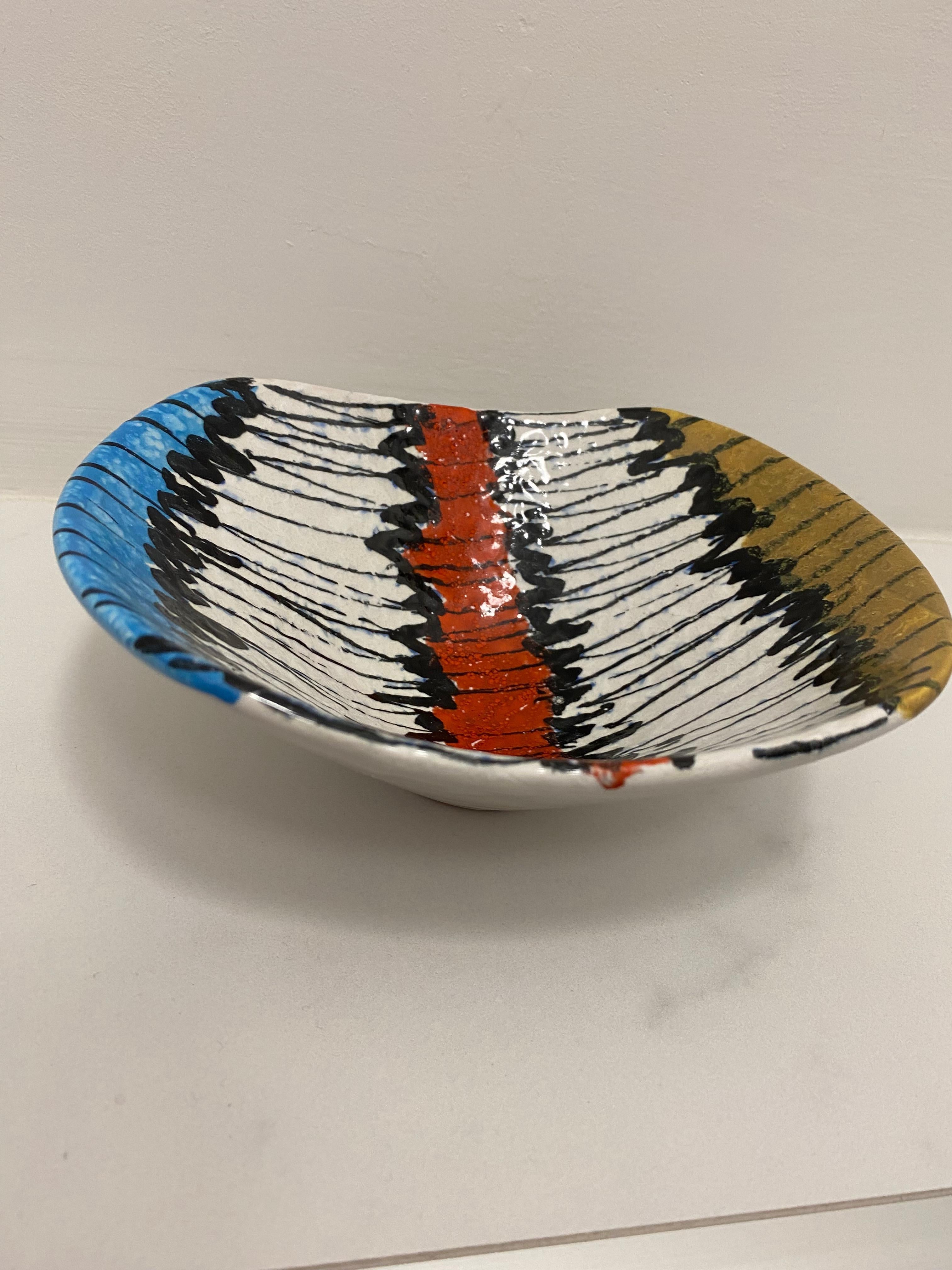 Un bol en céramique Bistossi de style moderne du milieu du siècle, aux couleurs vives.

