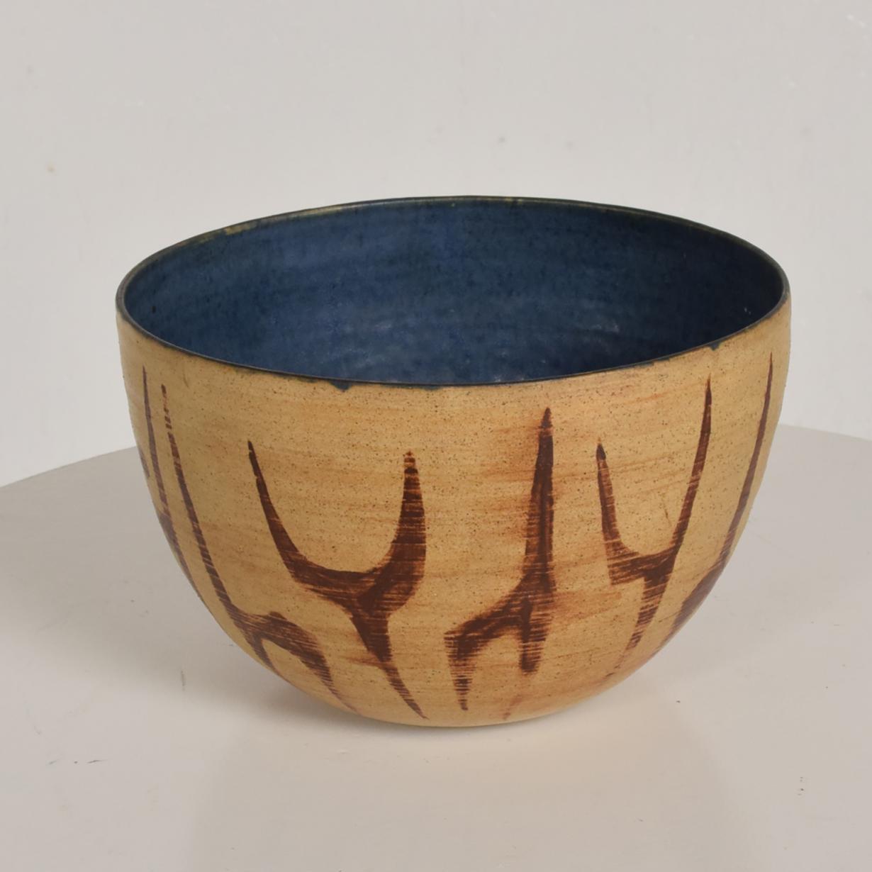 For your consideration, Mid-Century Modern bowl with beautiful decoration, earth tones with blue inside Natzler era.


Unsigned. 


Dimensions: 7 1/2