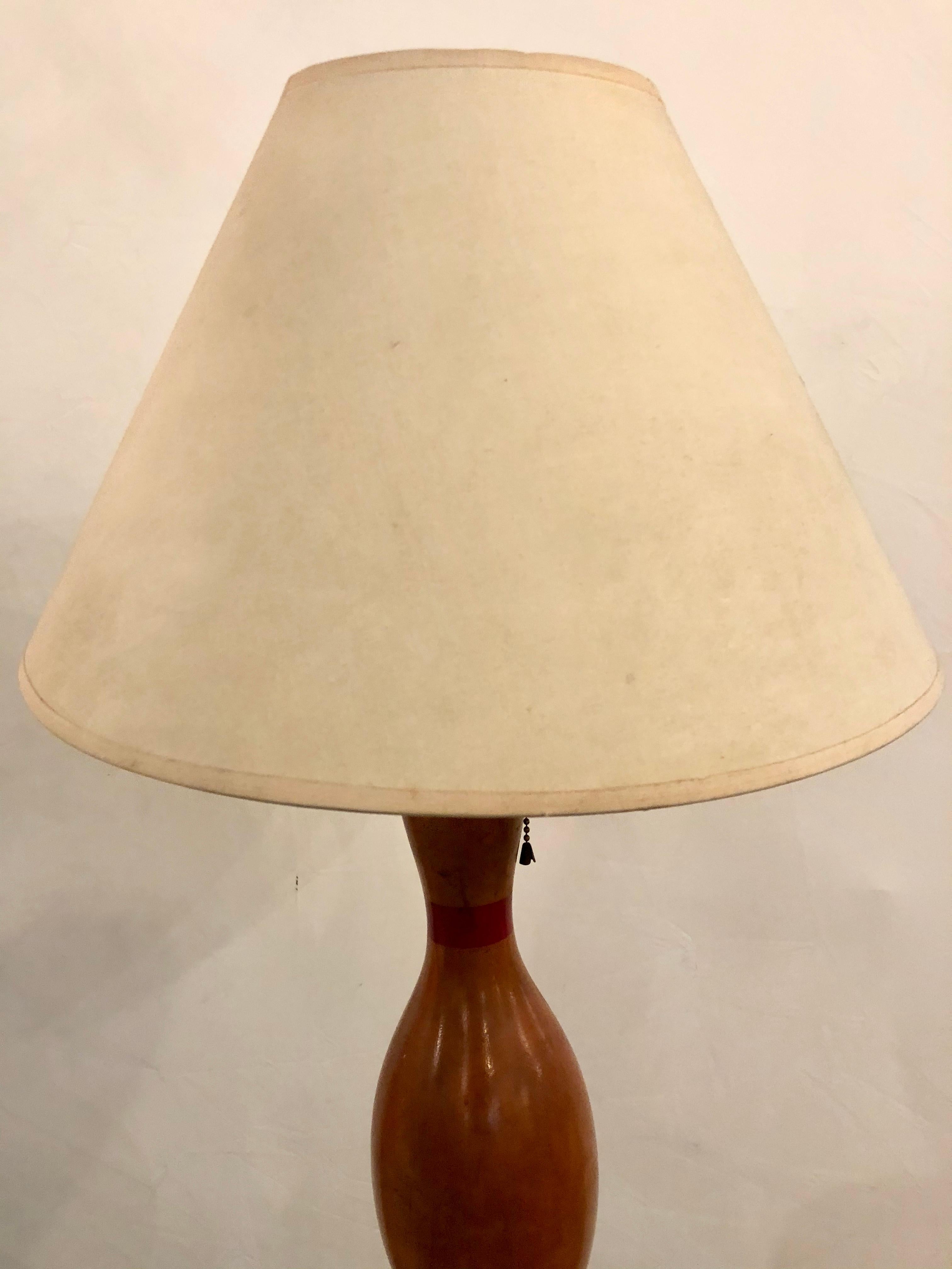 Mid-Century Modern Bowling Ball and Pin Mid-Century Modern Table Lamp In Good Condition In Manhasset, NY