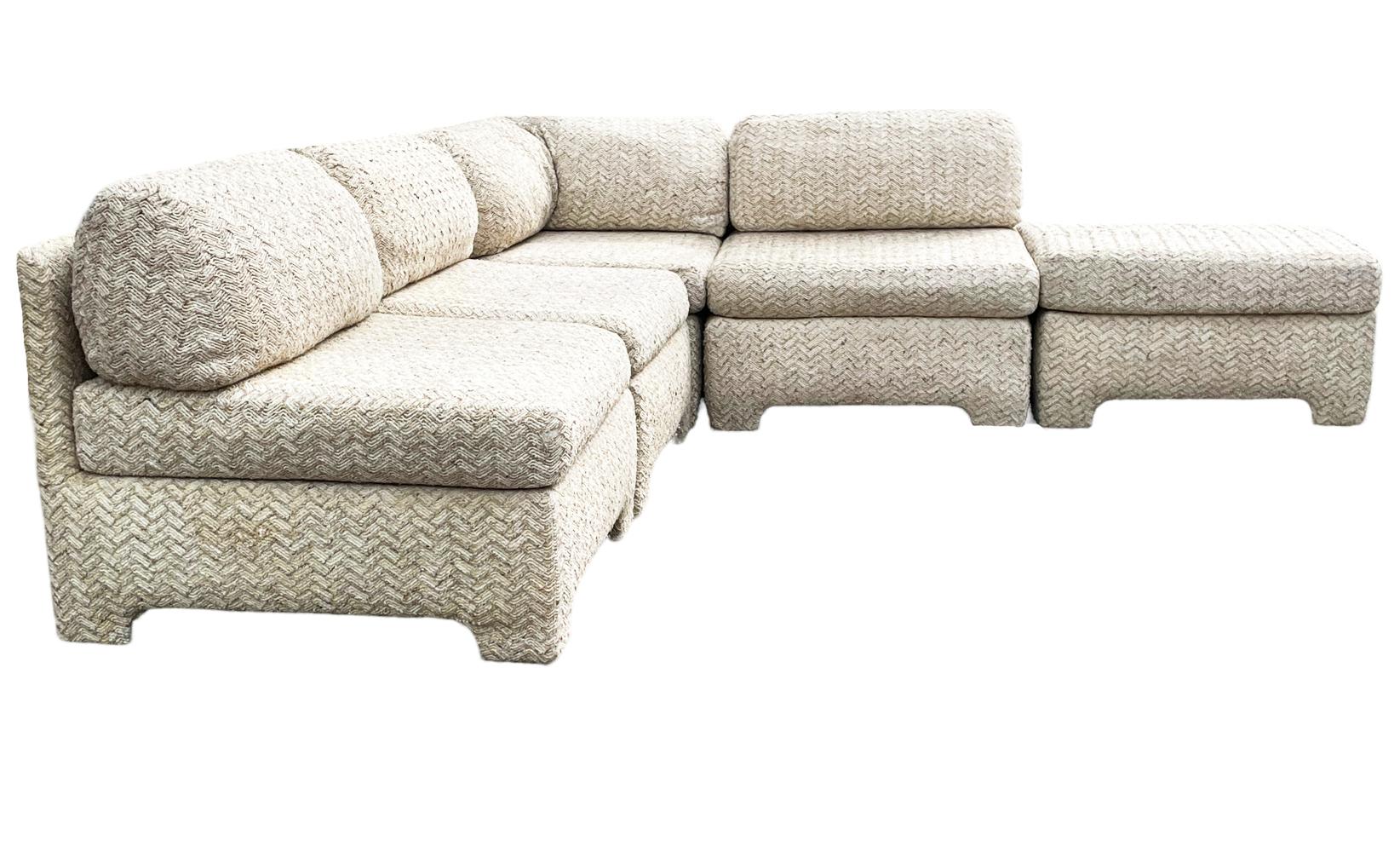 Ein fünfteiliges modulares Vintage-Sofa, das renovierungsbedürftig ist. Designlinien für Tage. Abmessungen unten. 

Einzelner Stuhl B33 T35.5
Eckstück B 34 T35,5
Ottomane B33 T35