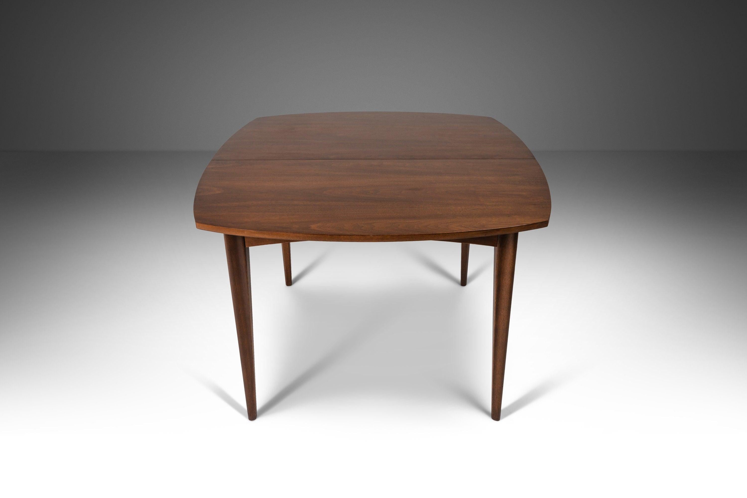 Mid-Century Modern Brasilia Extension Dining Table in Walnut by Broyhill, USA In Good Condition In Deland, FL