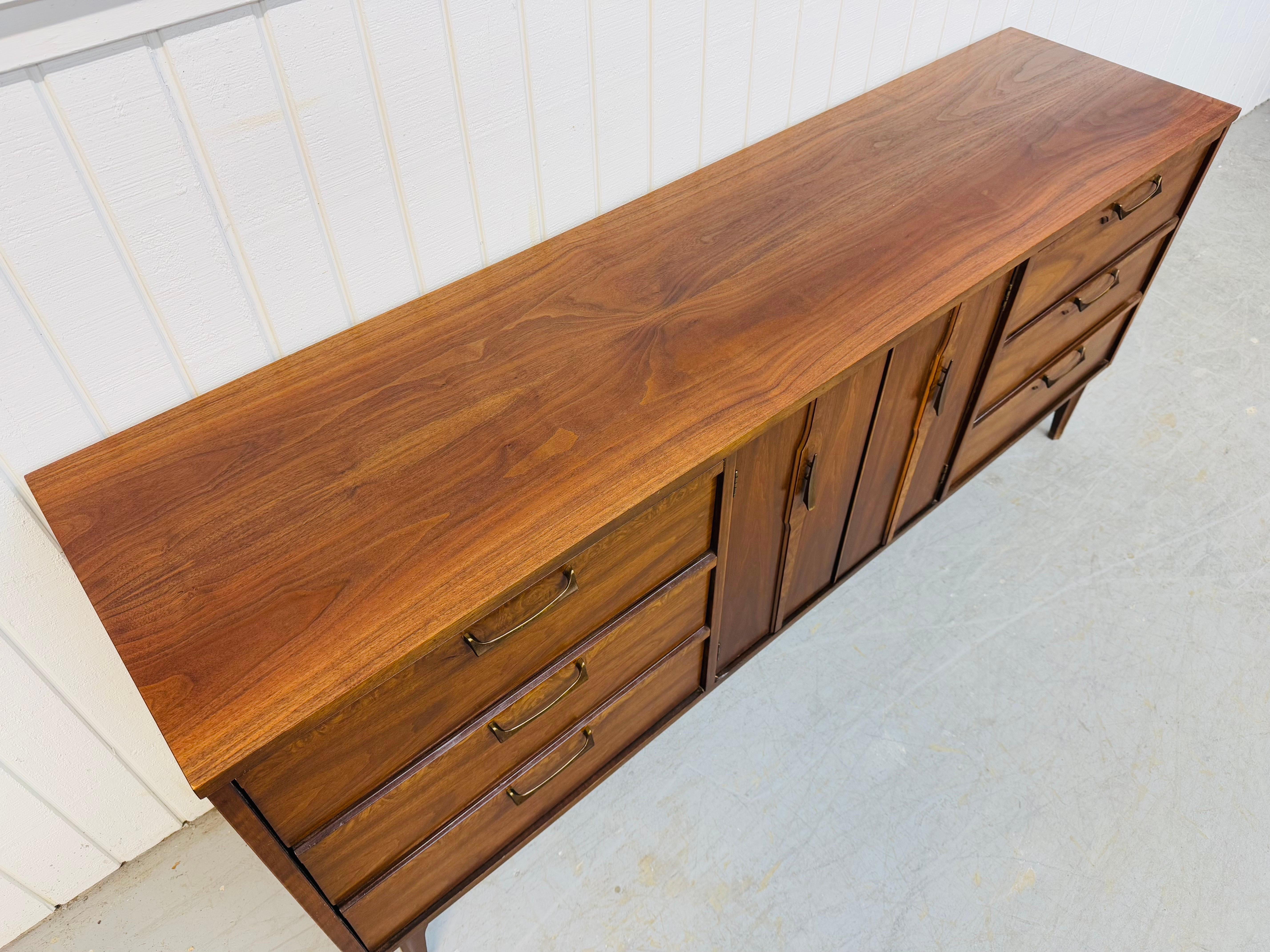 Mid-Century Modern Brasilia Style Walnut 9-Drawer Dresser In Good Condition For Sale In Clarksboro, NJ