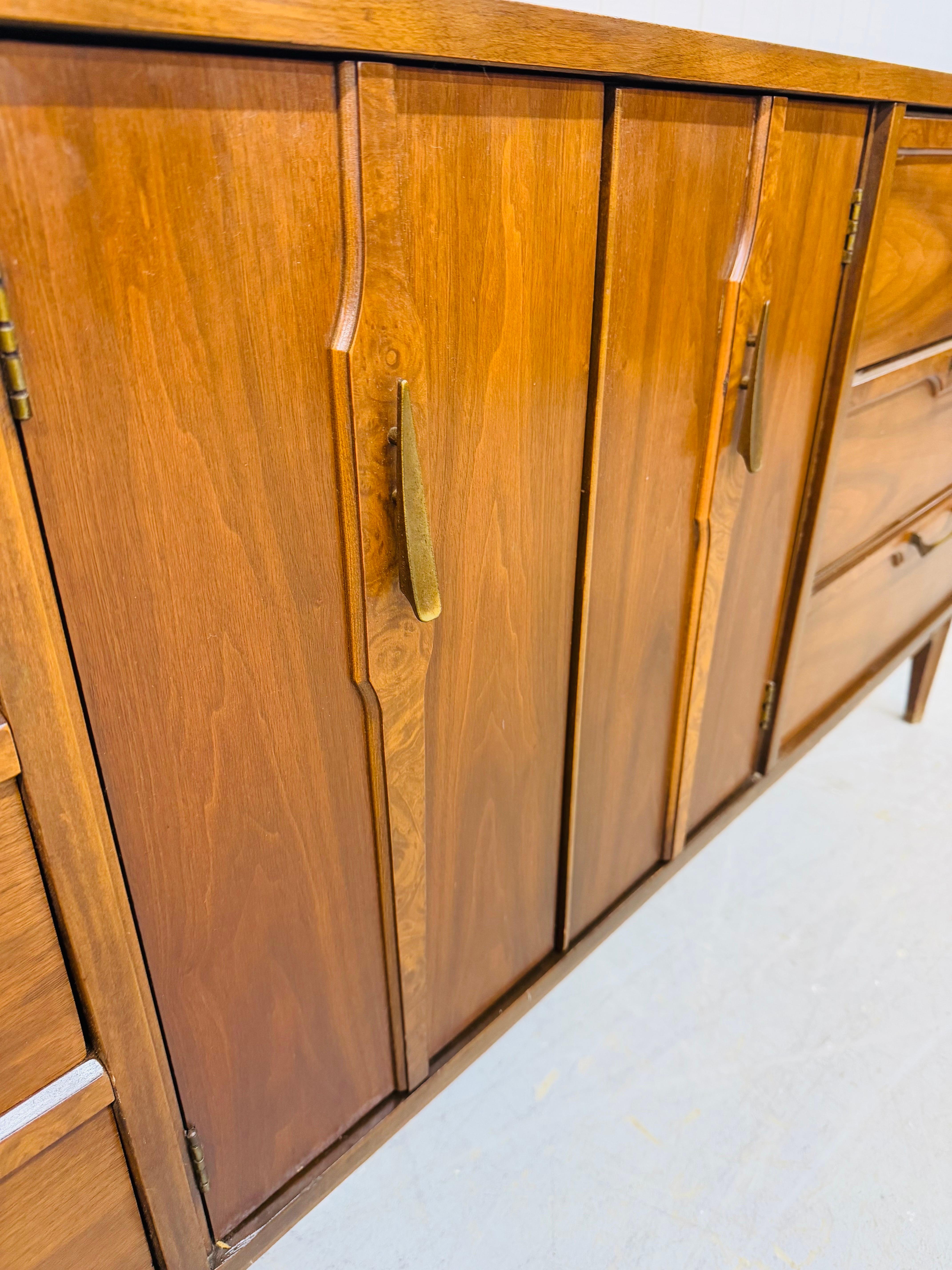 Mid-Century Modern Brasilia Style Walnut 9-Drawer Dresser For Sale 3