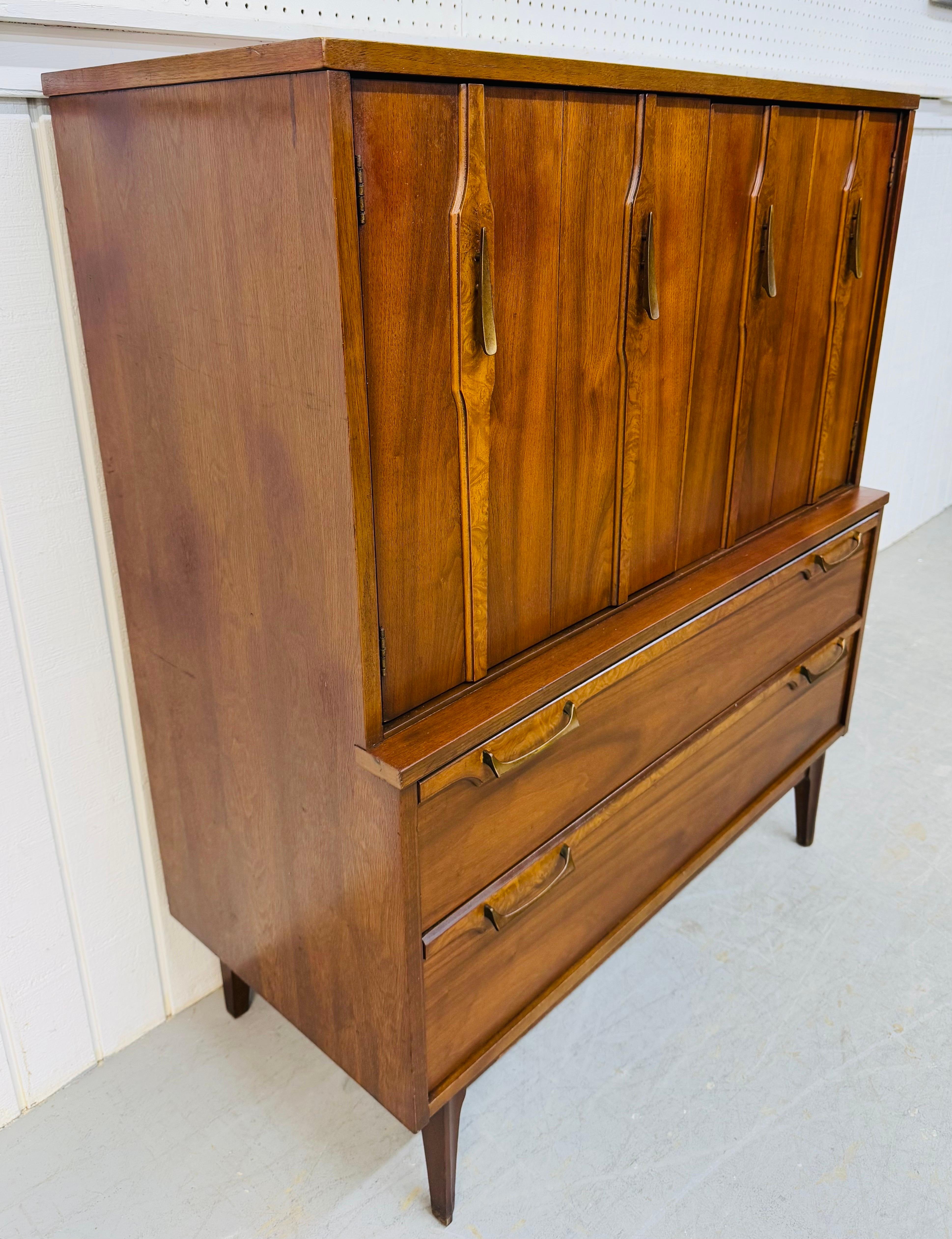 Questo annuncio si riferisce a una cassapanca in legno di noce in stile Brasilia, di epoca moderna. Caratterizzato da un design lineare, due ante che si aprono su tre cassetti nascosti, due cassetti più grandi nella parte inferiore, gambe moderne,