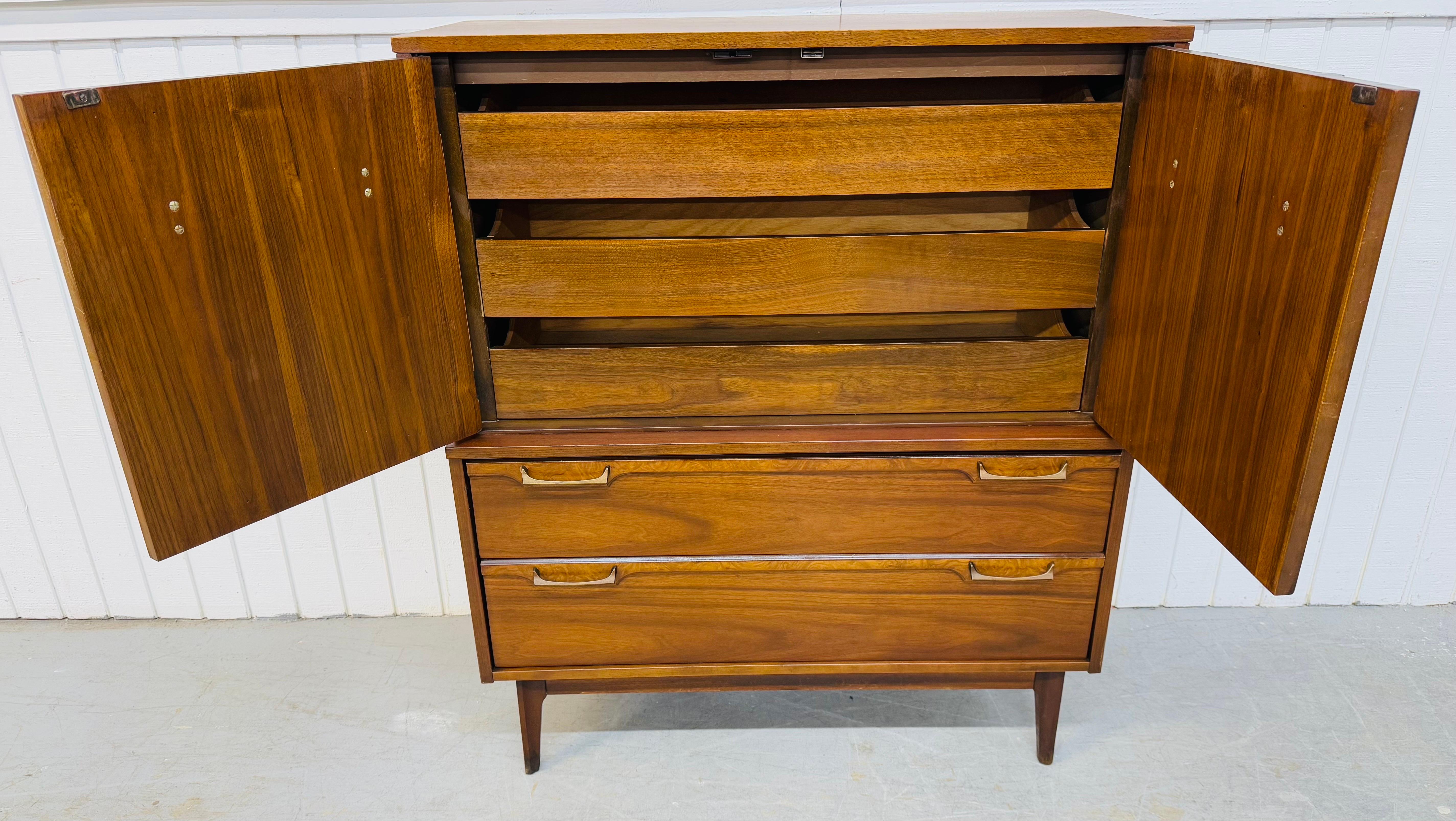 Mid-Century moderno Cassapanca in noce in stile Brasilia della metà del secolo scorso in vendita