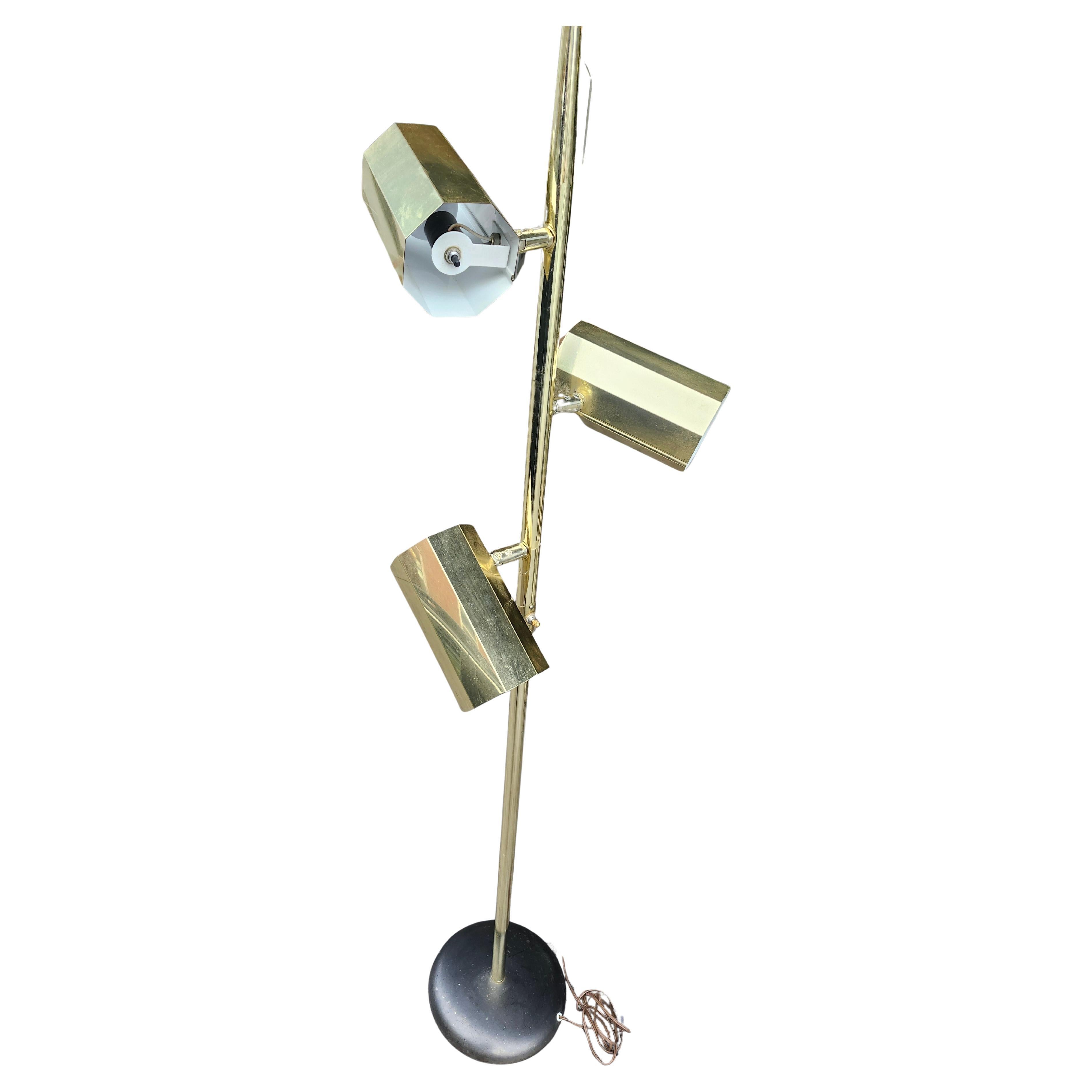 Lámpara de pie de latón de 3 luces, moderna de mediados de siglo, atribuida a Gerald Thurston C1970 Moderno de mediados de siglo en venta