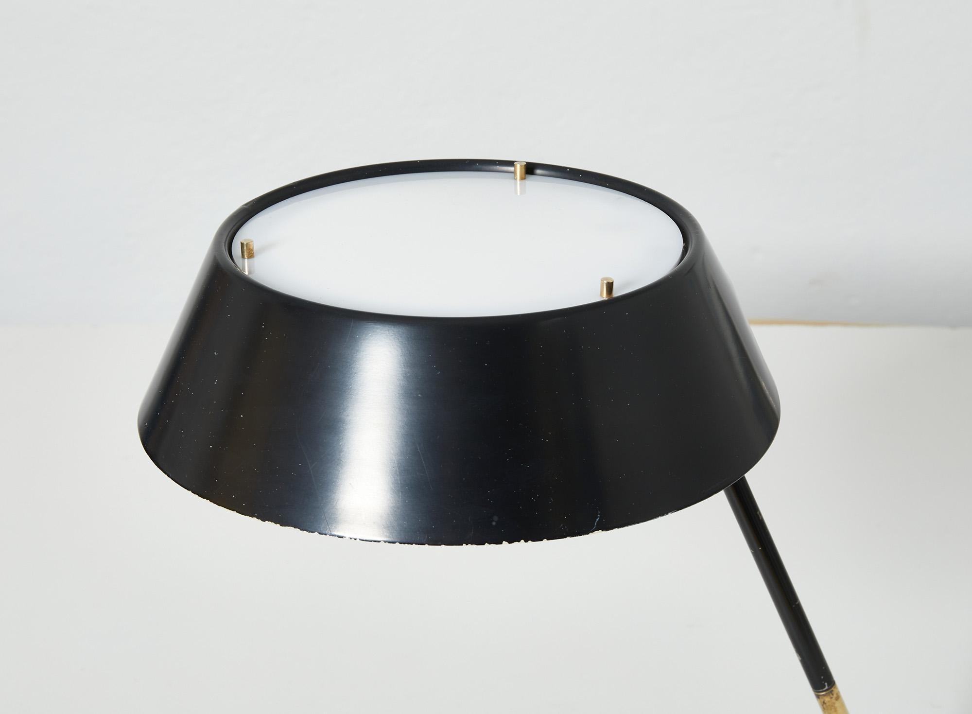 italien Lampe de bureau ou de table réglable en laiton moderne du milieu du siècle dernier par Stilux, Italie 1960 en vente