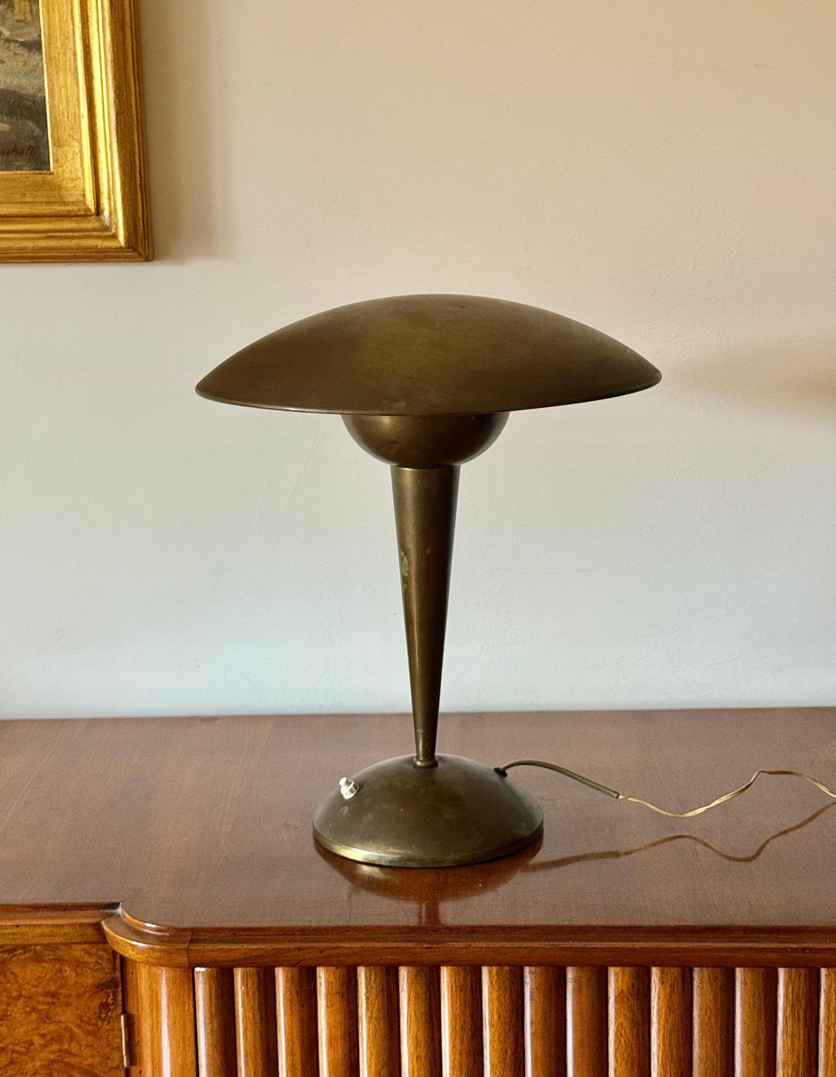 Lampe de table réglable en laiton de style moderne du milieu du siècle

Italie circa 1950

laiton 

Chapeau réglable articulé.

43H x 38 cm diam.

Condit : très bien, conforme à l'âge et à l'utilisation. État d'origine, laiton patiné.