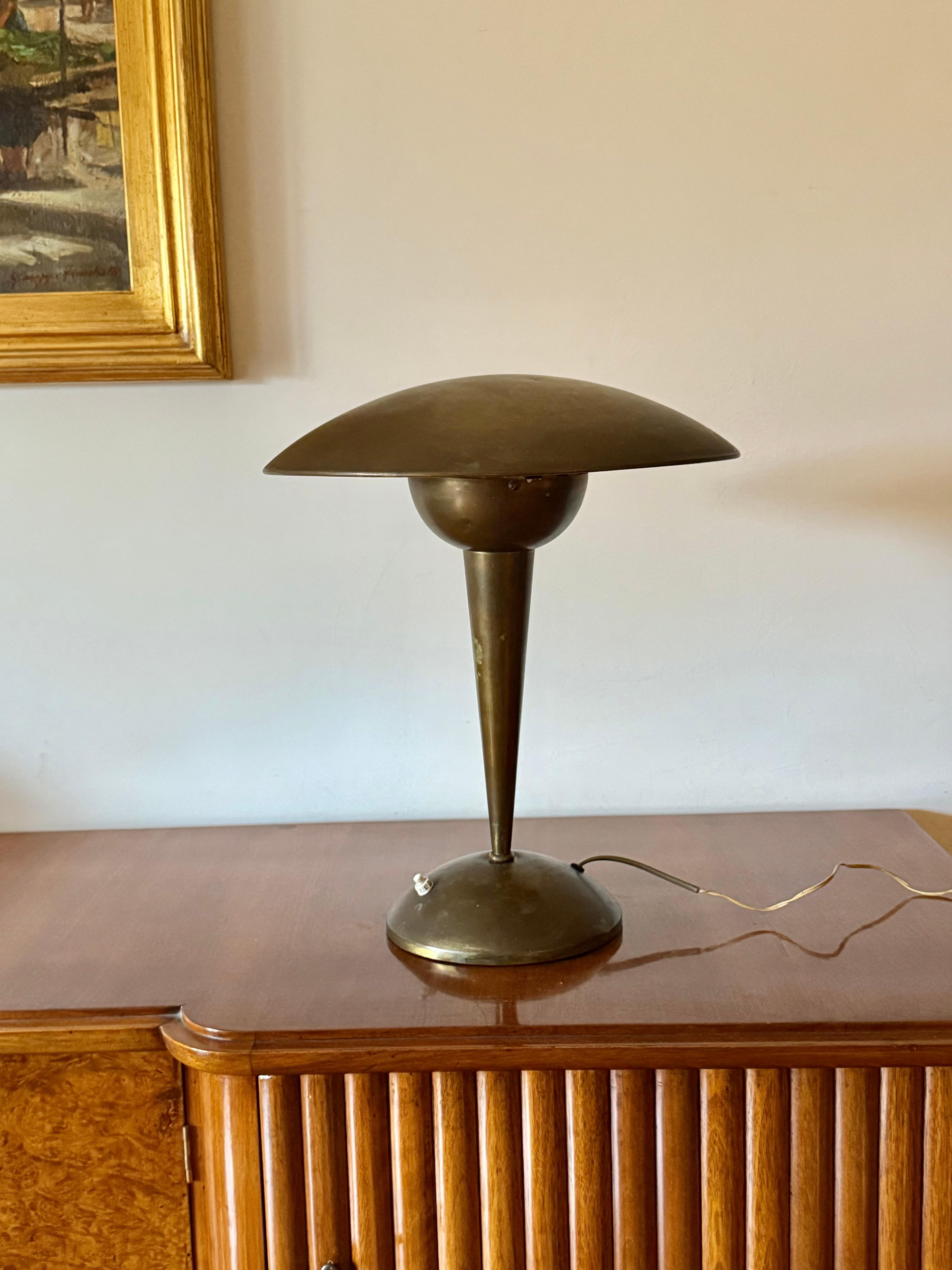 Milieu du XXe siècle Lampe de table ajustable en laiton, Italie circa 1950 en vente