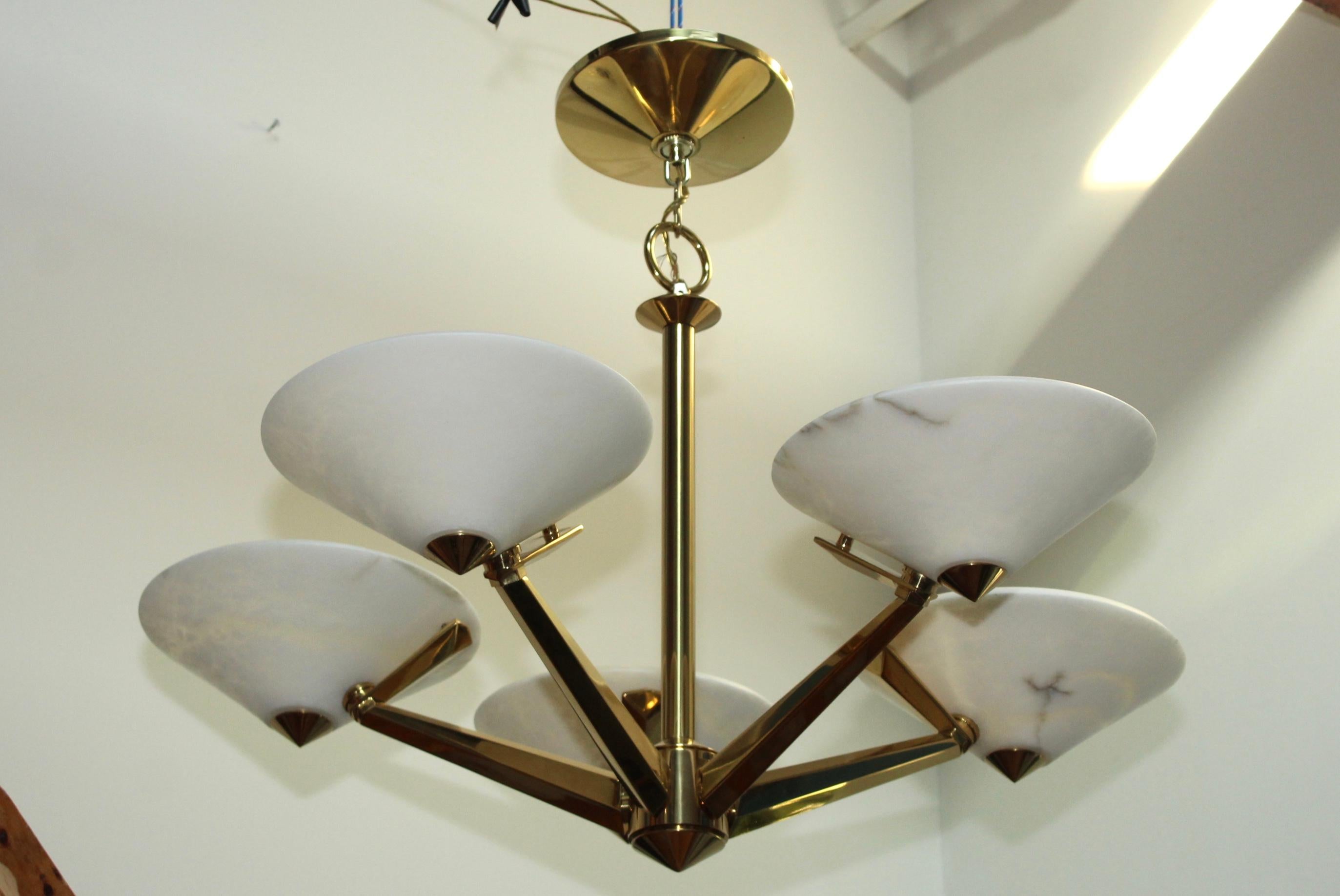 Stunning 1970s brass and alabaster chandelier by Lightolier made in Spain. 

The chain height can be adjusted.
