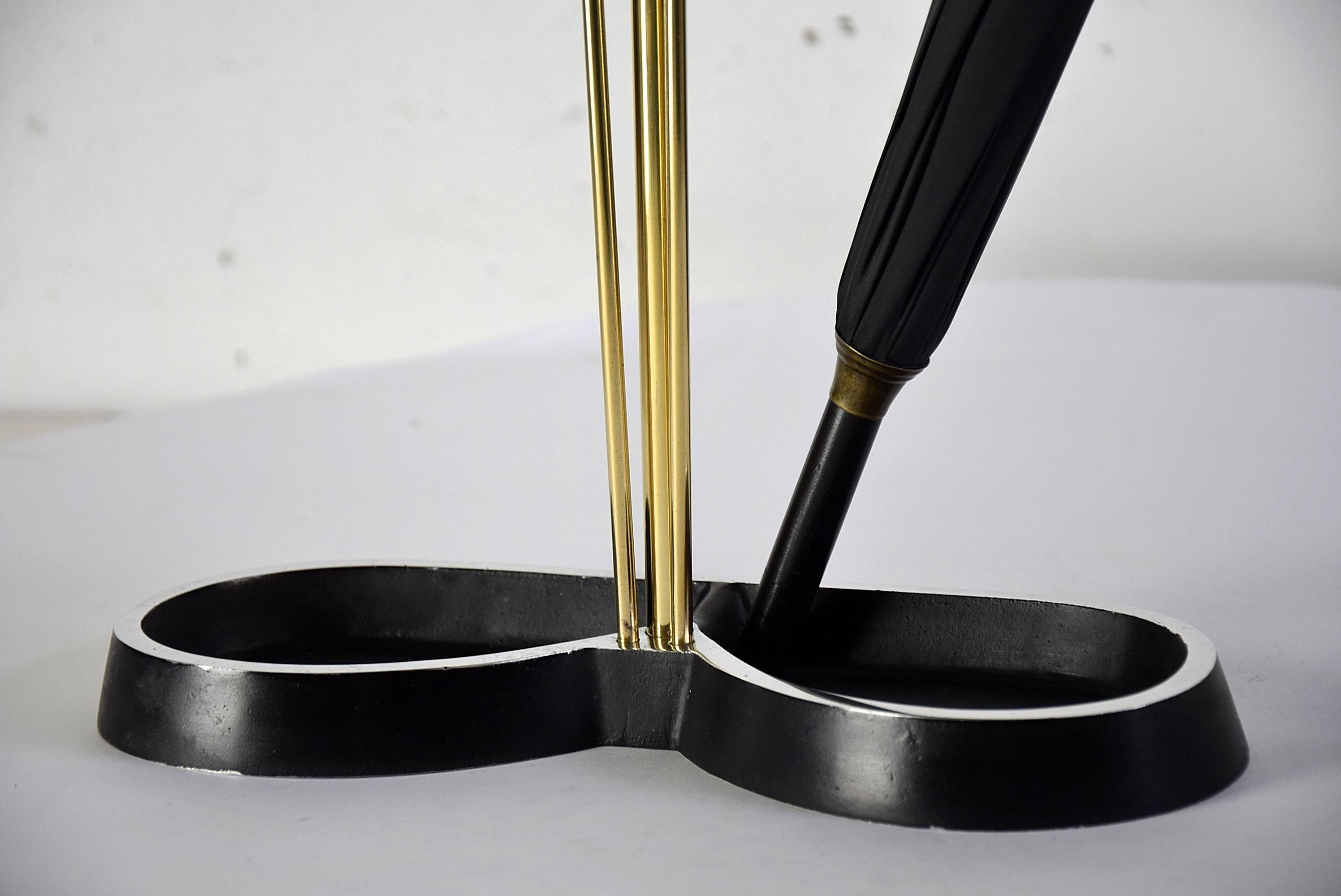 Mid-Century Modern Brass and Black Umbrella Stand In Good Condition For Sale In Weesp, NL