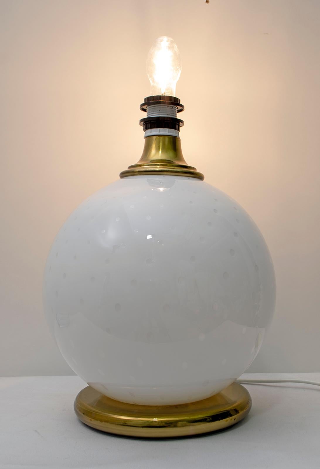 Cette lampe a été créée par Maestri Muranesi, avec la technique du verre soufflé avec des bulles d'air, les deux supports sont en laiton, il n'y a pas d'abat-jour (comme sur la photo). Italie des années 1970.
