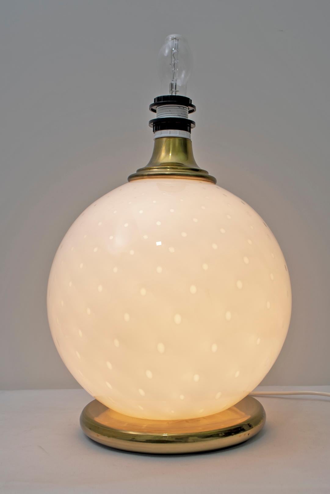 Mid-Century Modern Lampe de bureau mi-siècle moderne en laiton et verre de Murano soufflé, années 1970 en vente