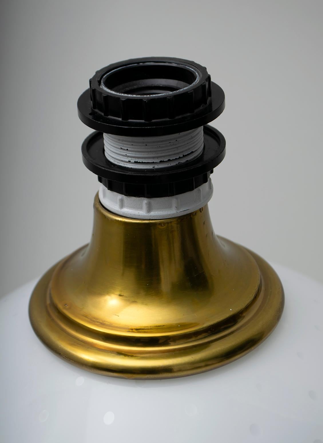 Mid-Century Modern Brass and Blown Murano Glass Table Lamp, 1970s In Good Condition For Sale In Puglia, Puglia