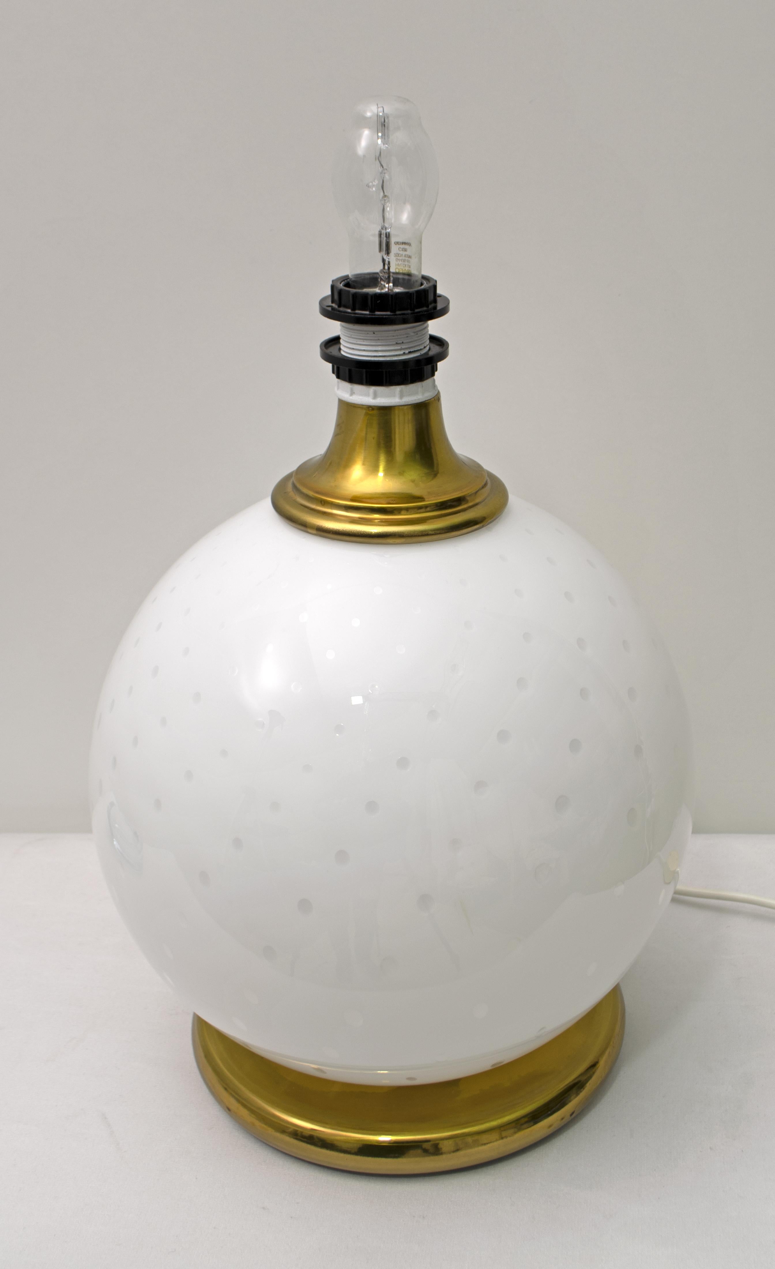 Fin du 20e siècle Lampe de bureau mi-siècle moderne en laiton et verre de Murano soufflé, années 1970 en vente