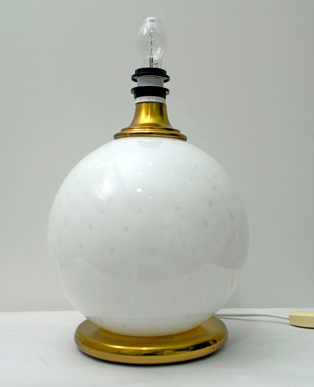 Laiton Lampe de bureau mi-siècle moderne en laiton et verre de Murano soufflé, années 1970 en vente