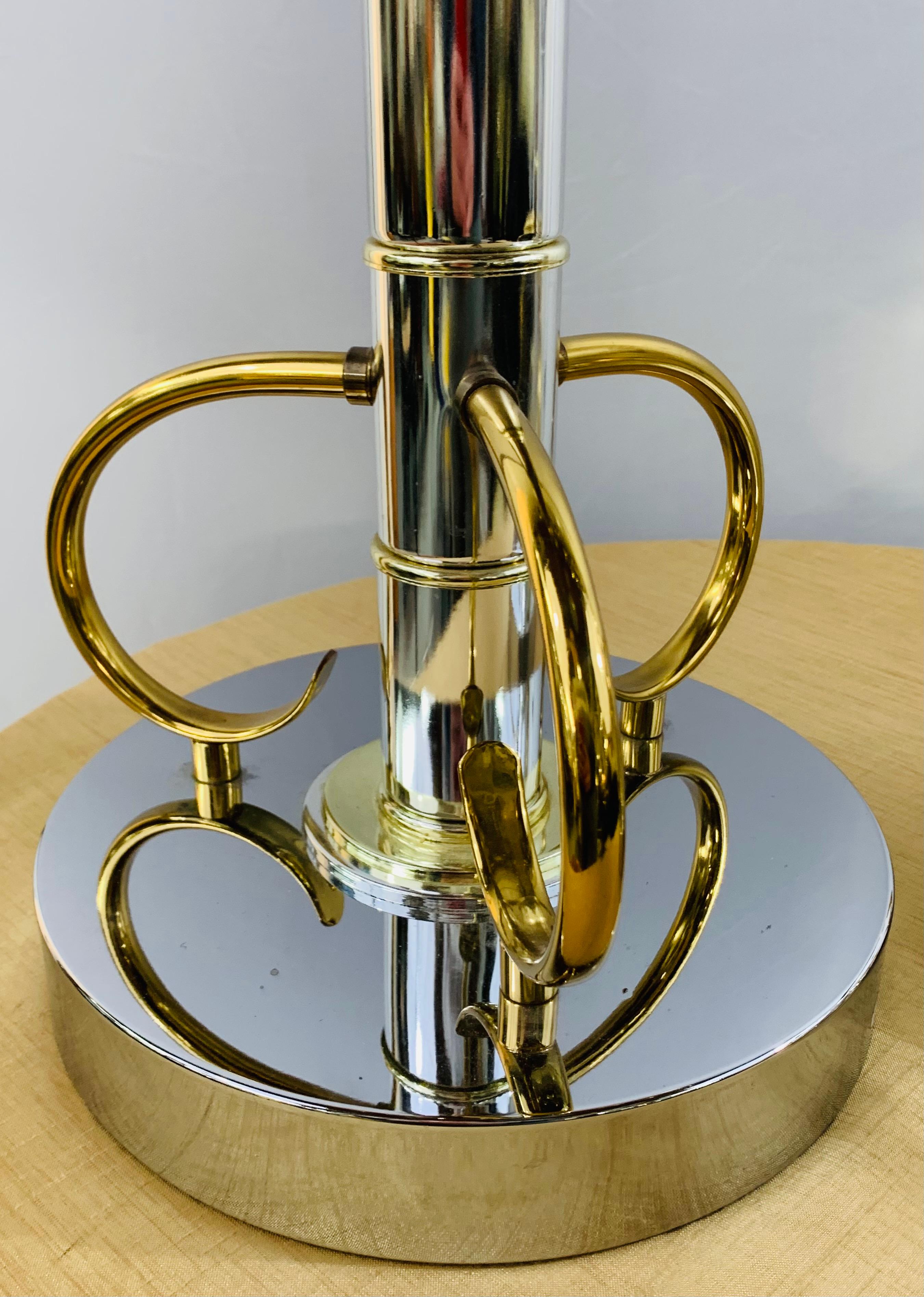 Moderne Mid-Century-Tischlampe aus Messing und Chrom, ein Paar im Angebot 6
