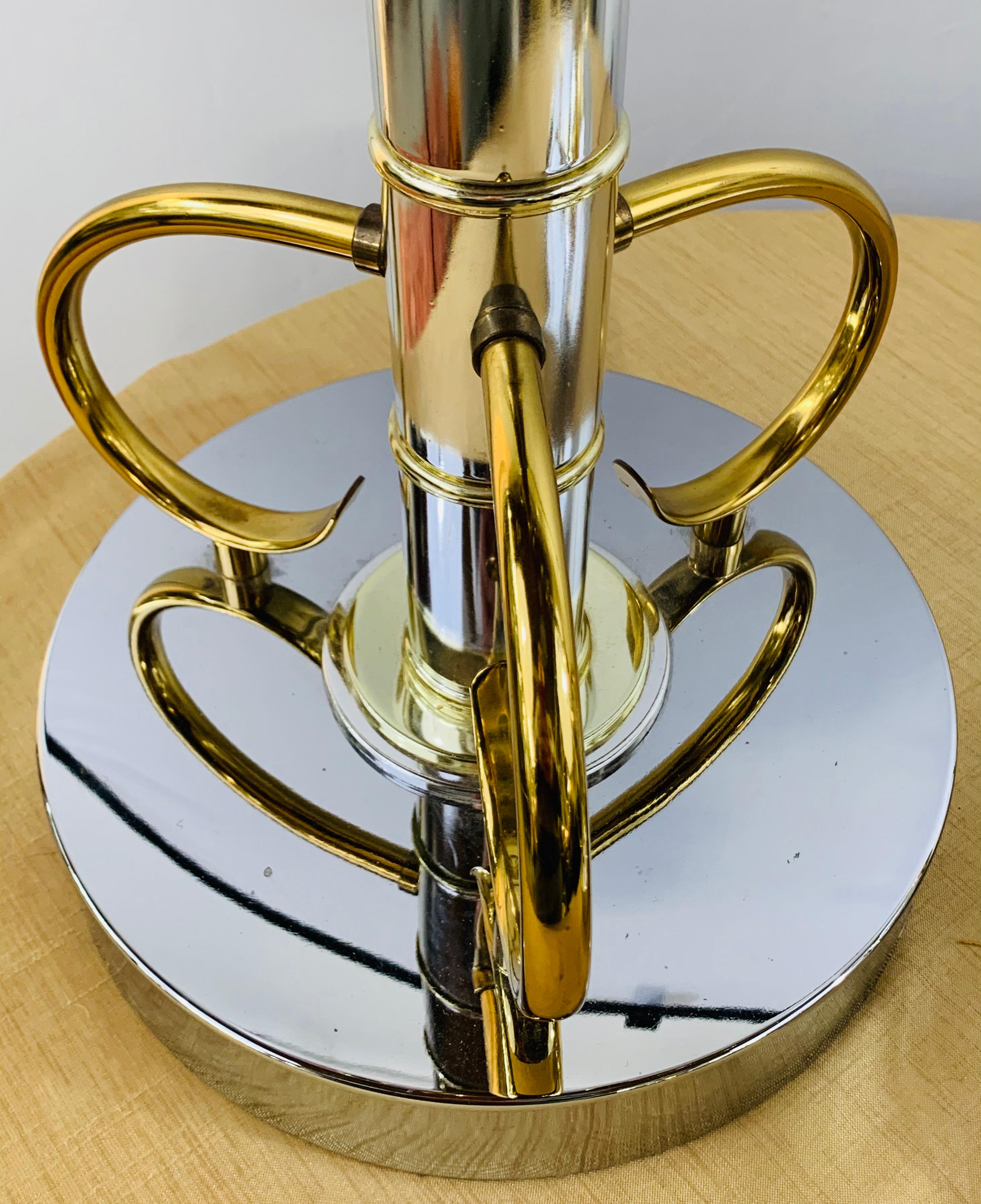 Moderne Mid-Century-Tischlampe aus Messing und Chrom, ein Paar im Angebot 10