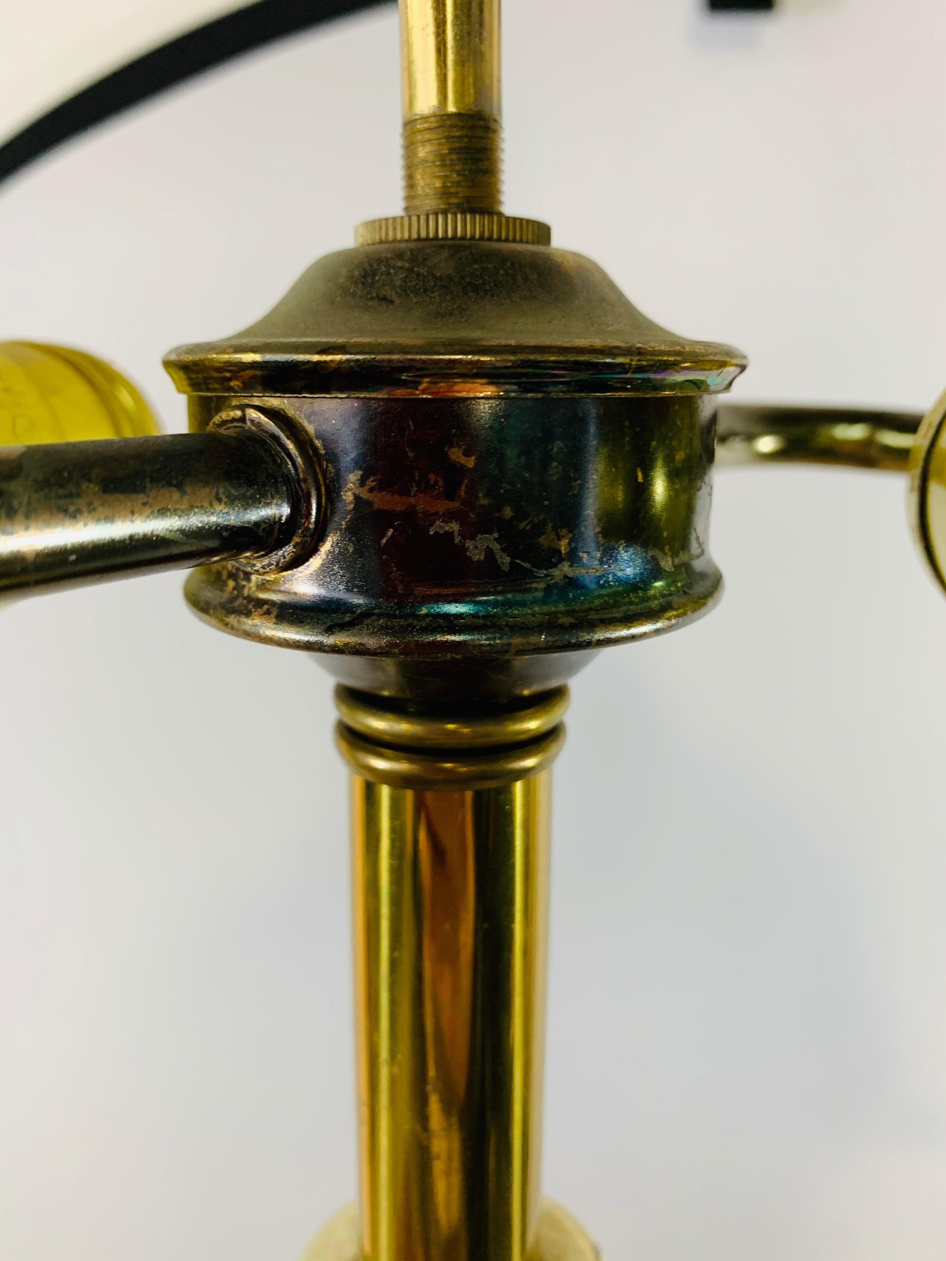 Moderne Mid-Century-Tischlampe aus Messing und Chrom, ein Paar im Zustand „Gut“ im Angebot in Plainview, NY