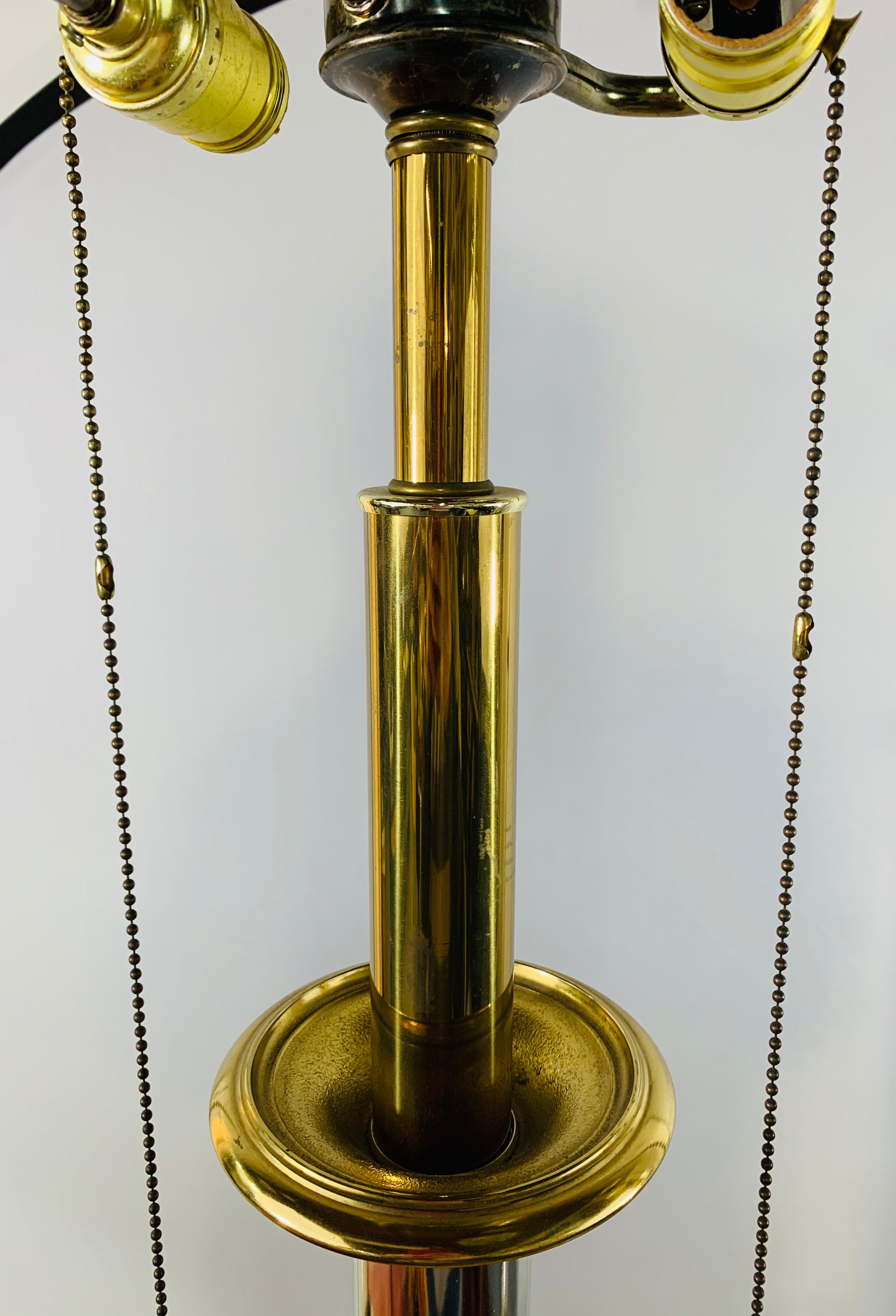 Moderne Mid-Century-Tischlampe aus Messing und Chrom, ein Paar (20. Jahrhundert) im Angebot