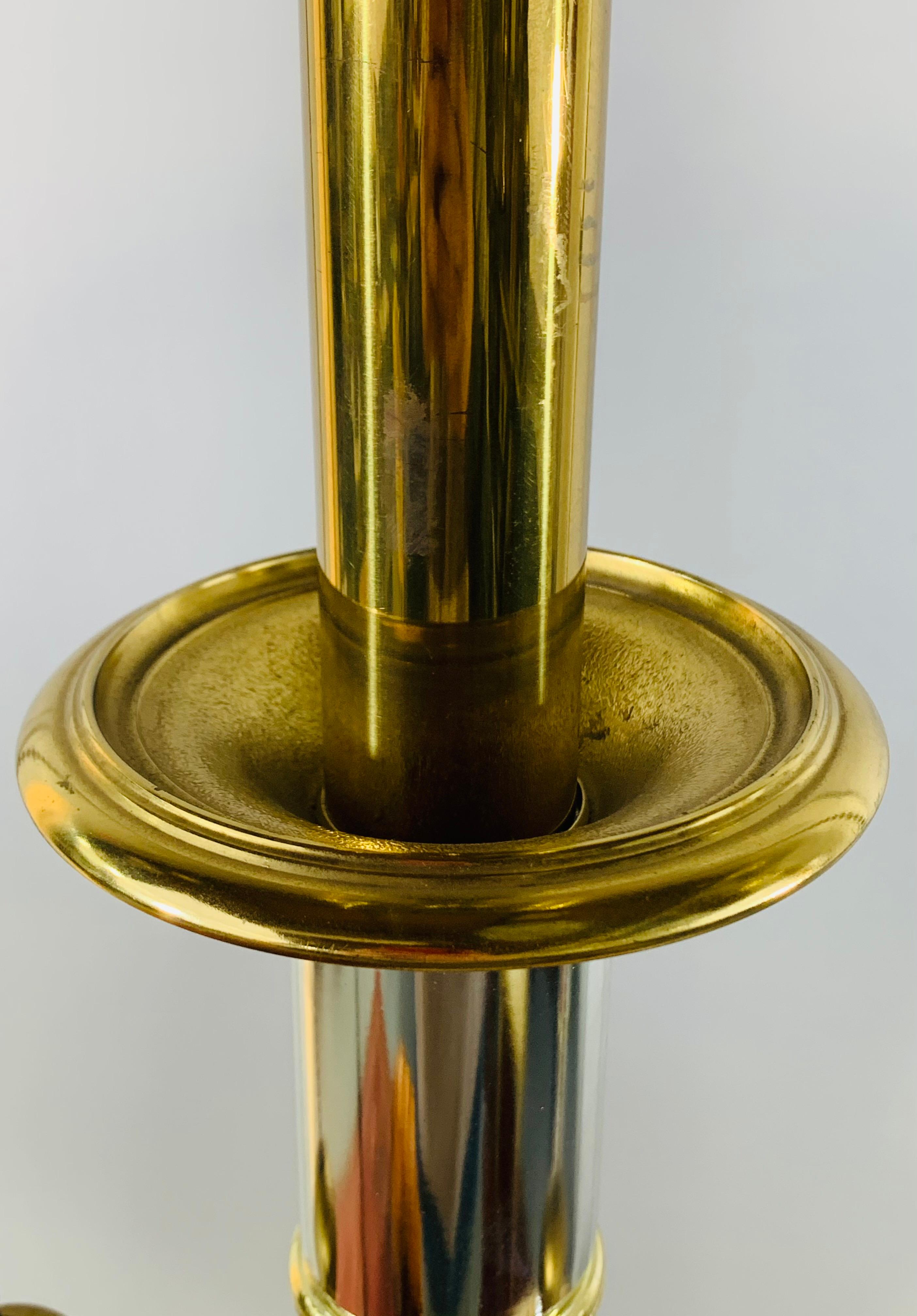 Laiton Paire de lampes de bureau en laiton et chrome de style mi-siècle moderne en vente