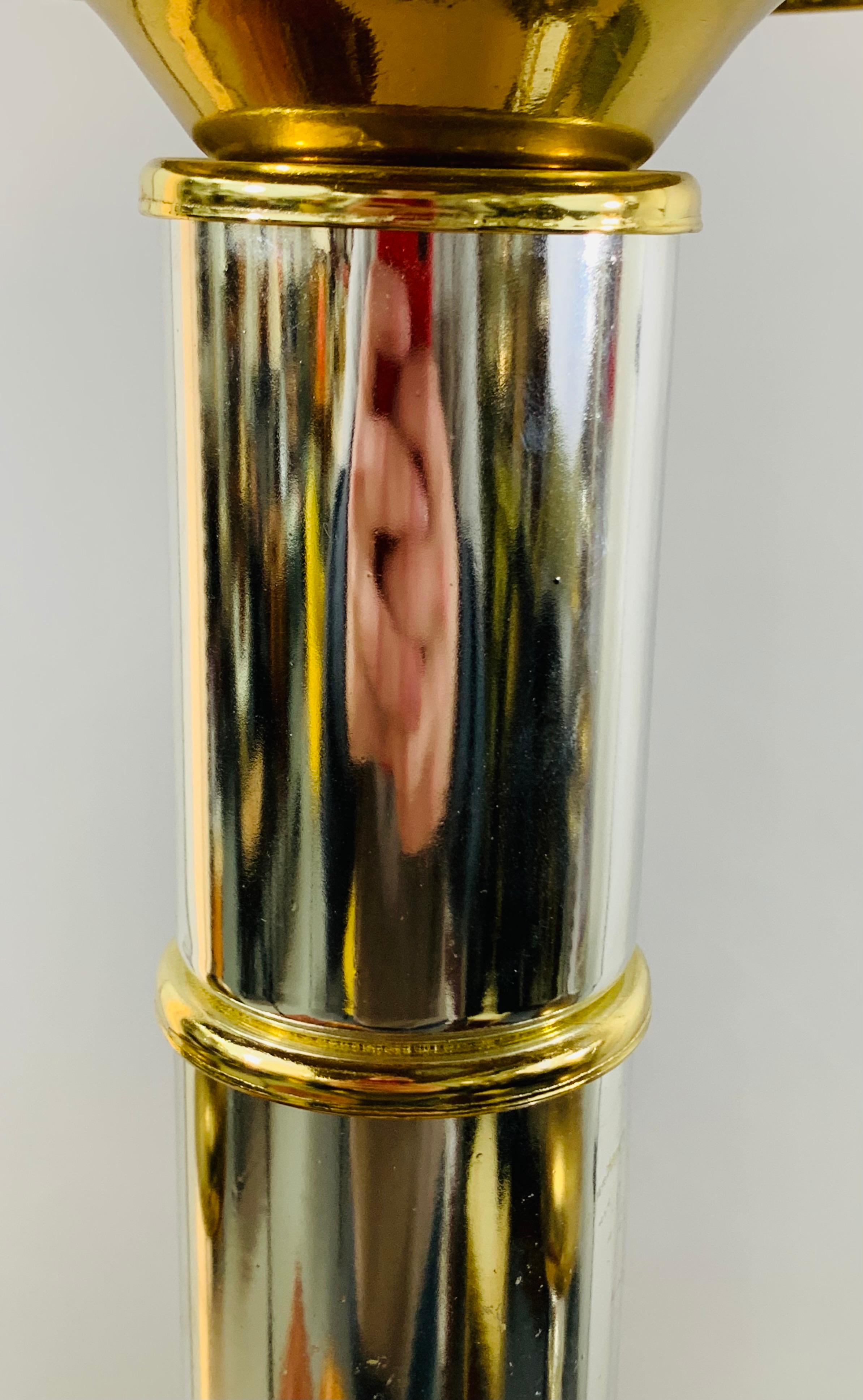 Paire de lampes de bureau en laiton et chrome de style mi-siècle moderne en vente 1