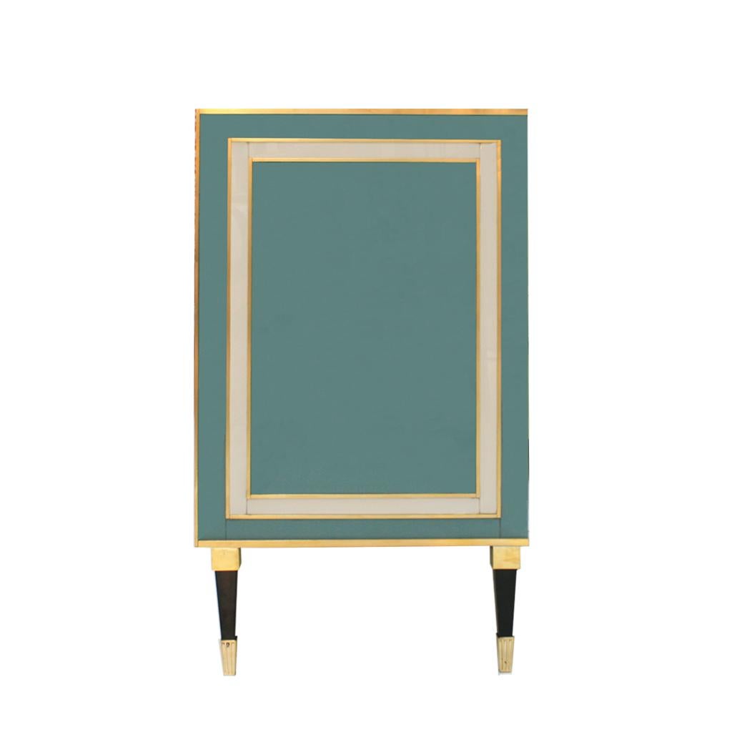 Paar italienische Sideboards aus Messing und farbigem Glas, Moderne der Mitte des Jahrhunderts (Holz) im Angebot