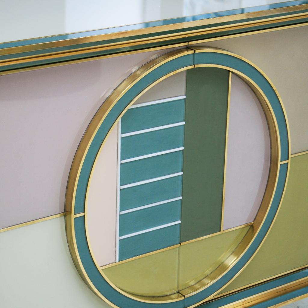 Paar italienische Sideboards aus Messing und farbigem Glas, Moderne der Mitte des Jahrhunderts im Angebot 1