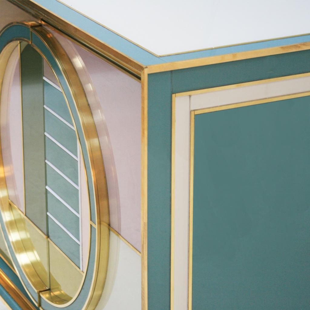 Paar italienische Sideboards aus Messing und farbigem Glas, Moderne der Mitte des Jahrhunderts im Angebot 2