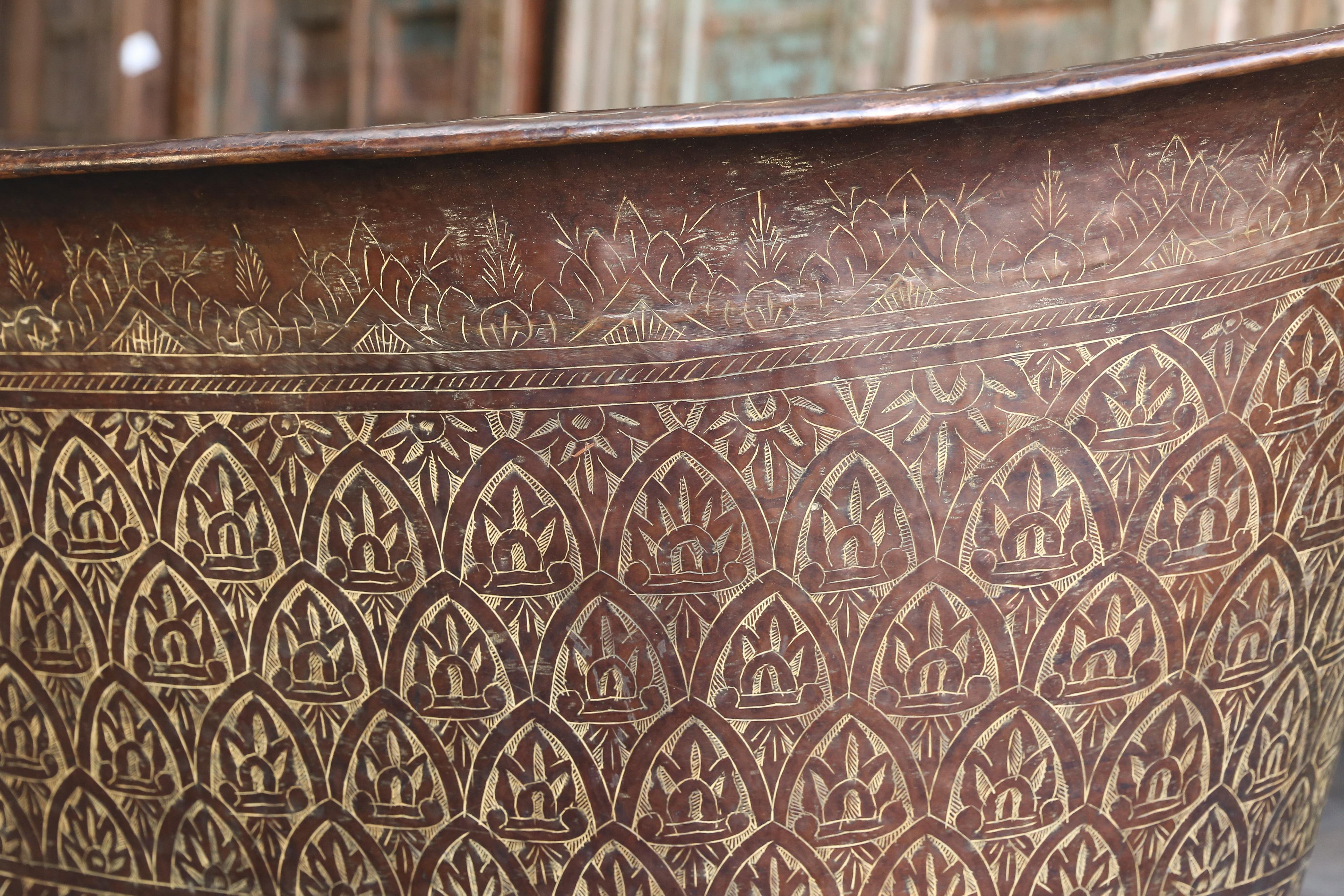 Mid-Century Modern Brass and Copper Alloy Hand Hammered Ornate Bath Tub In Excellent Condition In Houston, TX