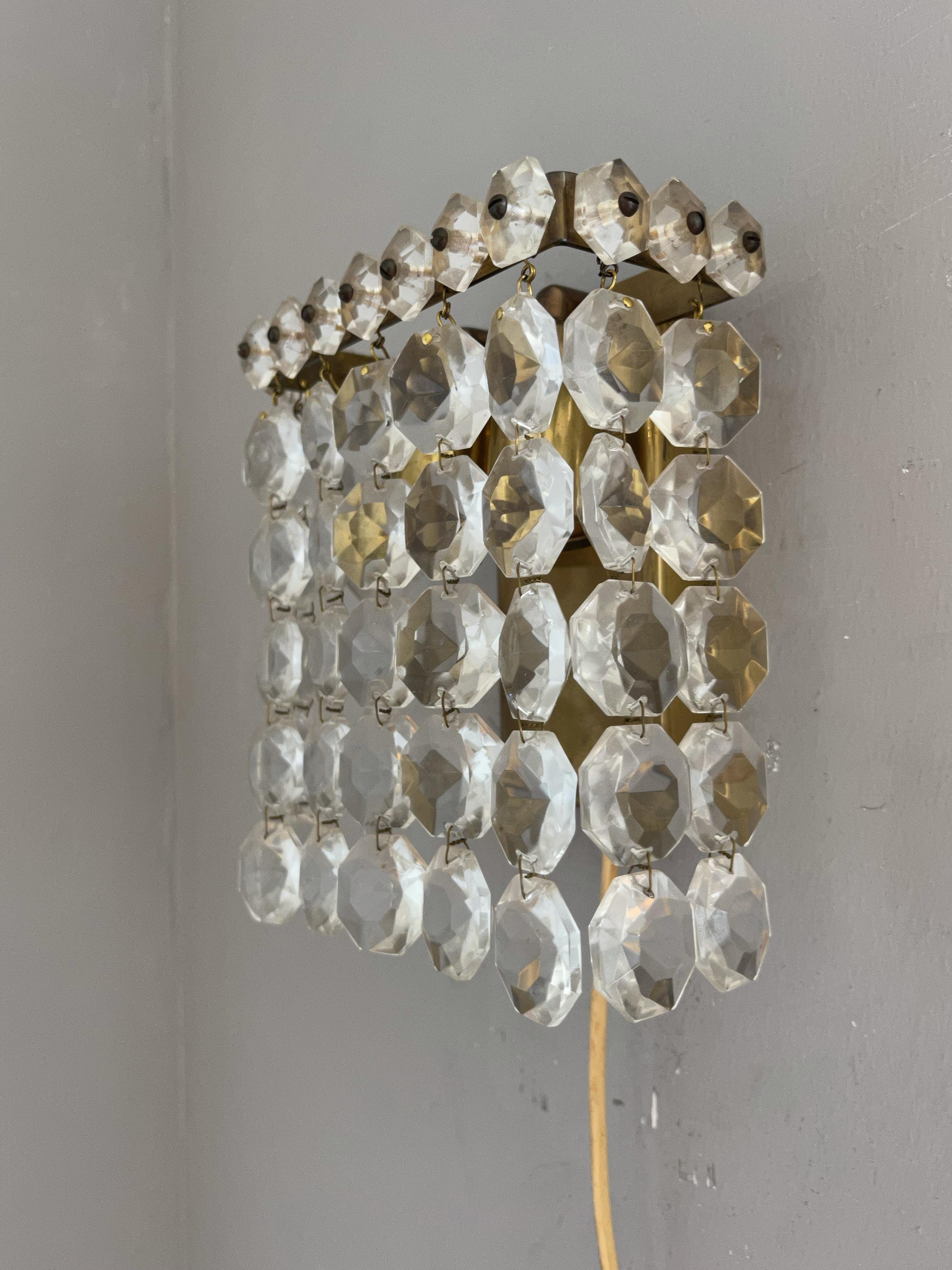italien Appliques murales en laiton et verre de cristal, Italie, années 1960 / Lot de 3 en vente