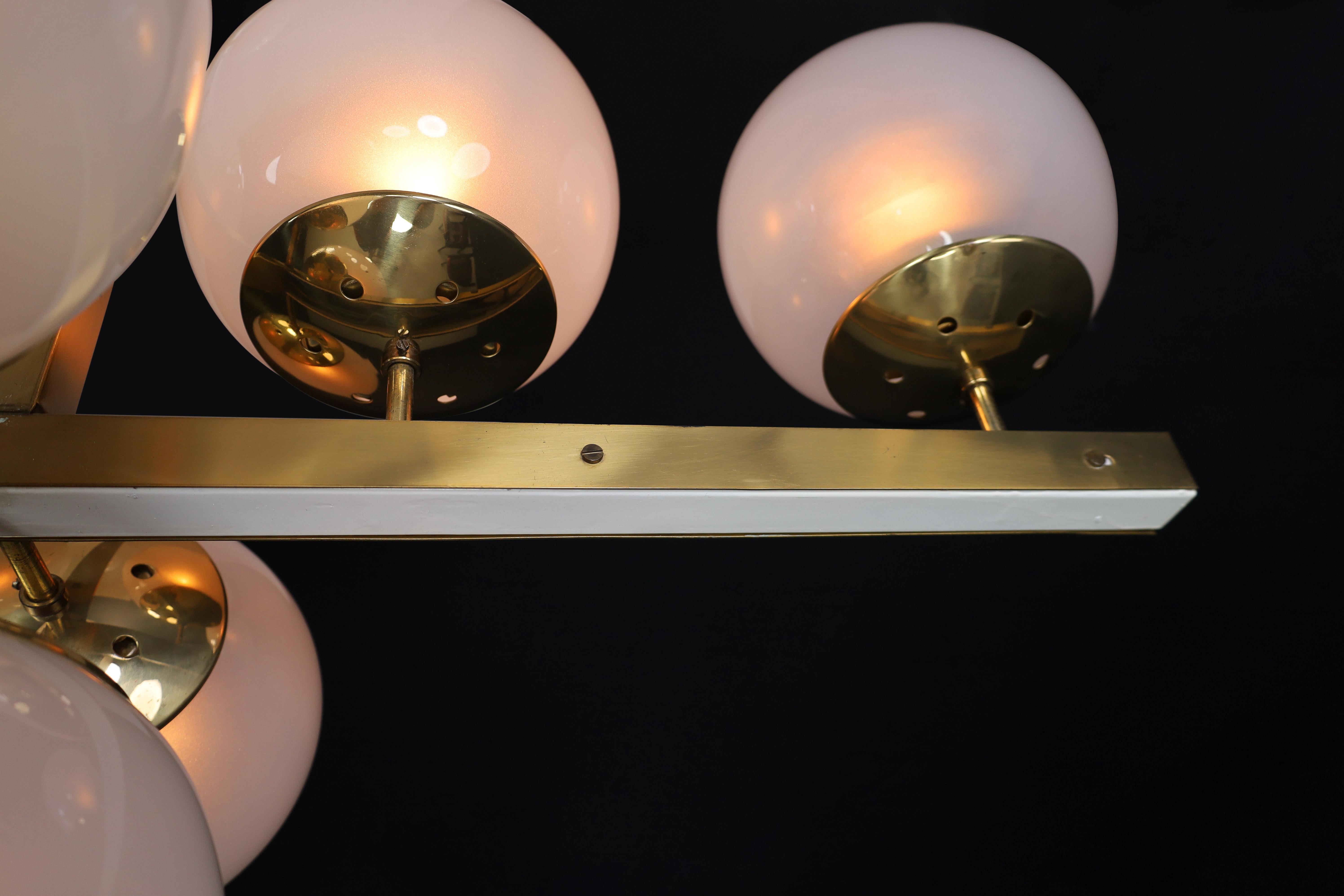 Lampadario moderno di metà secolo in ottone e vetro smerigliato, Praga, anni '60 in vendita 3