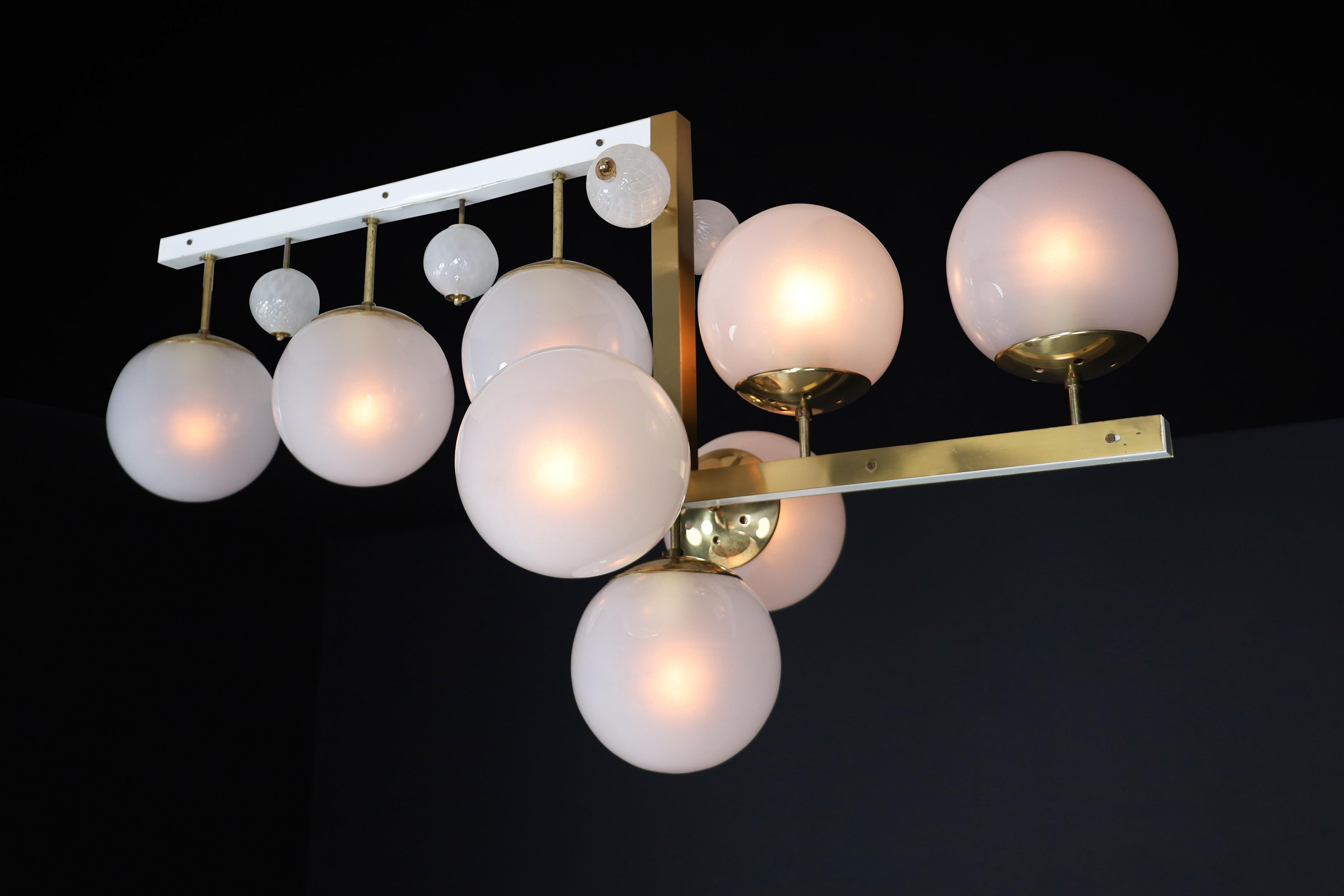 Lampadario moderno di metà secolo in ottone e vetro smerigliato, Praga, anni '60

Raro e scultoreo lampadario Mid-Century Modern prodotto a Praga negli anni '60, questo squisito pezzo incarna il raffinato minimalismo e la bellezza funzionale del