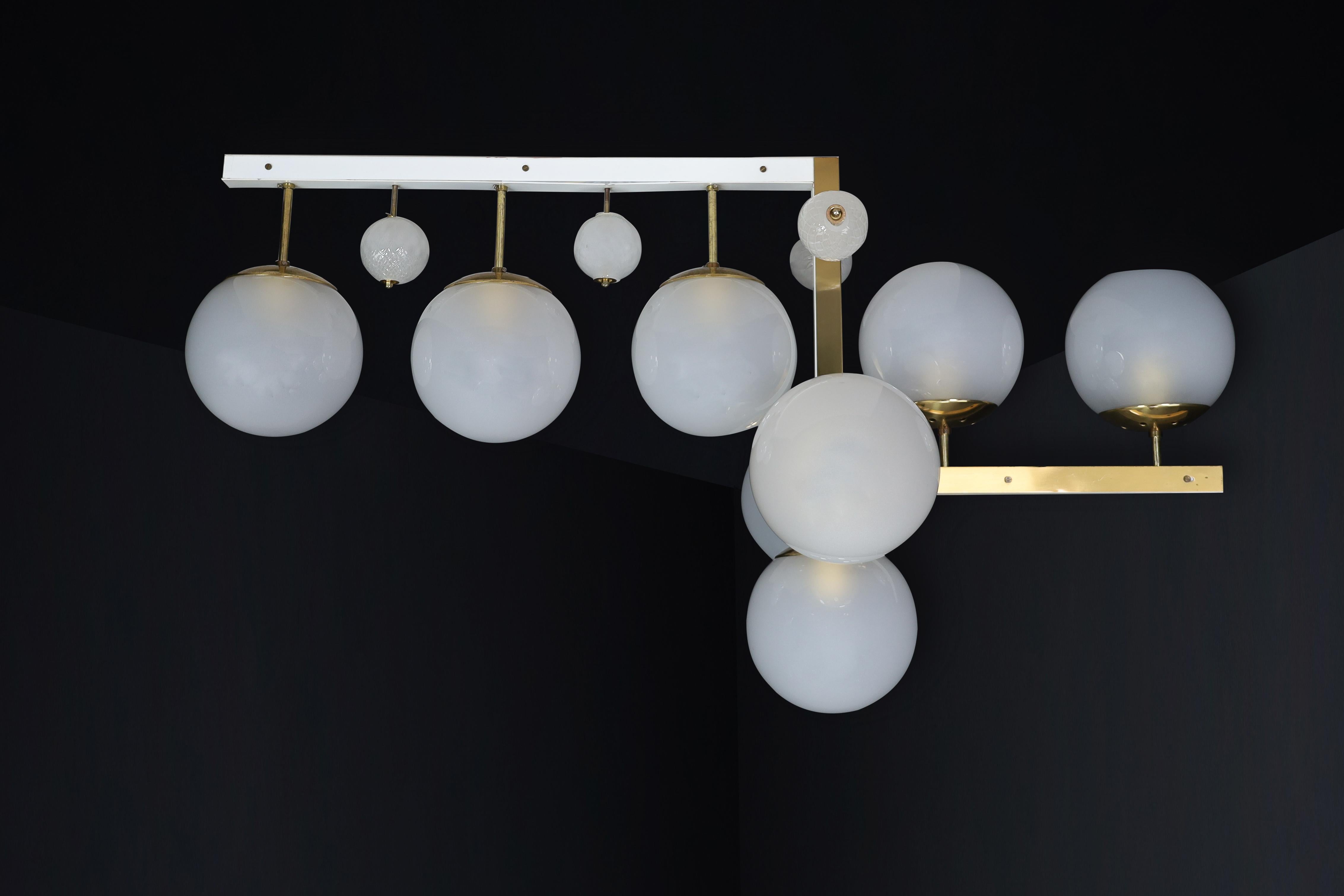 Mid-Century moderno Lampadario moderno di metà secolo in ottone e vetro smerigliato, Praga, anni '60 in vendita