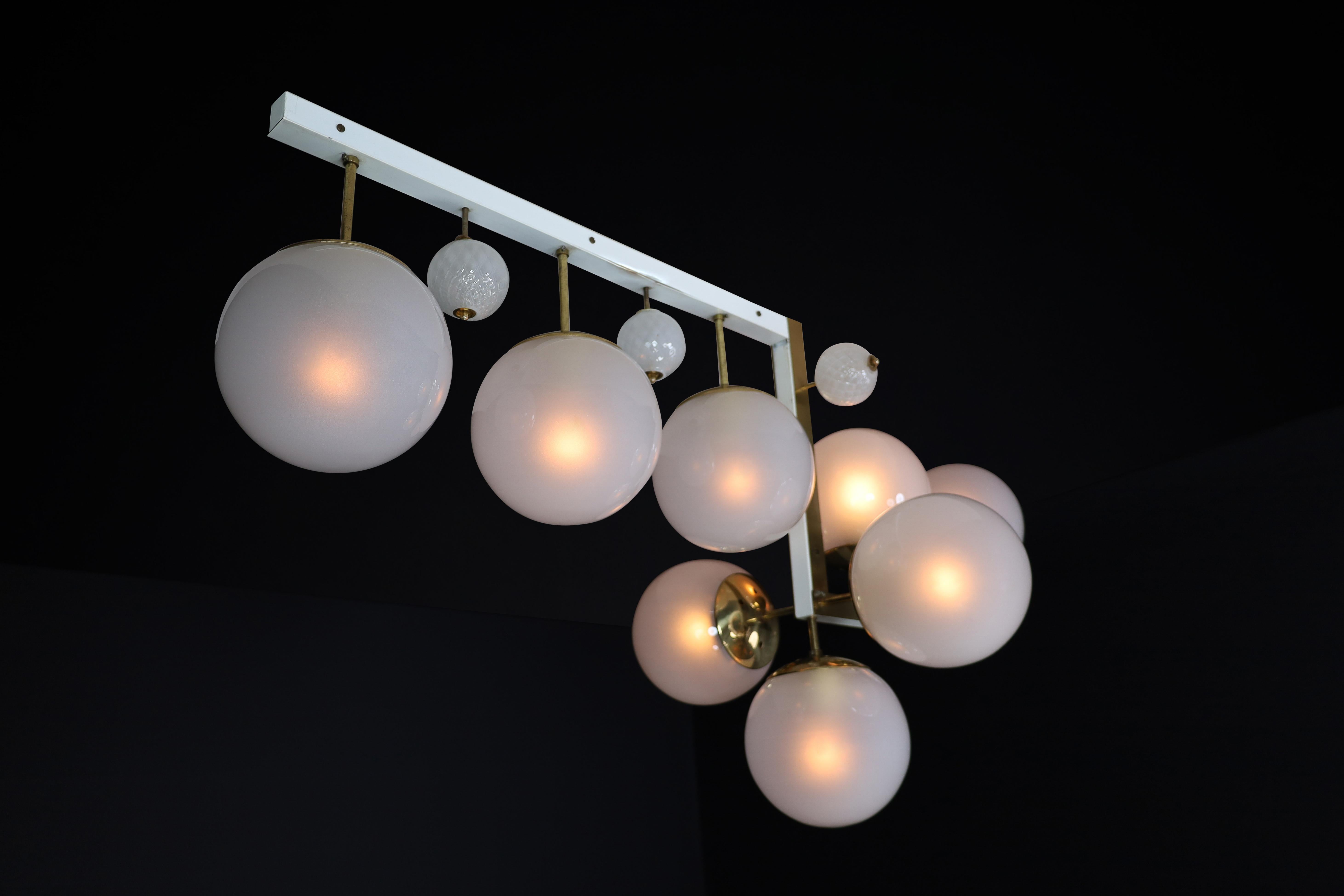 Ceco Lampadario moderno di metà secolo in ottone e vetro smerigliato, Praga, anni '60 in vendita