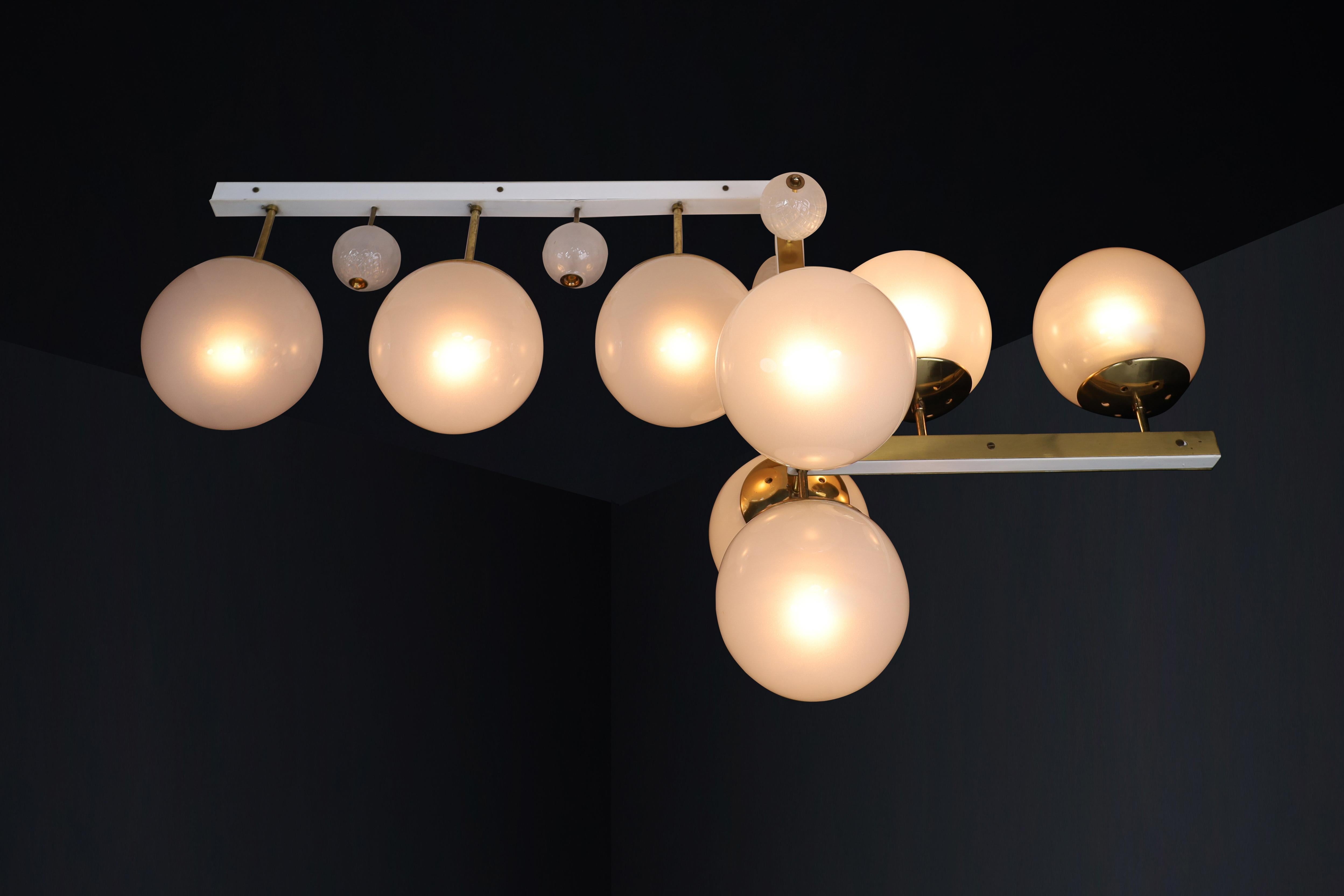 XX secolo Lampadario moderno di metà secolo in ottone e vetro smerigliato, Praga, anni '60 in vendita
