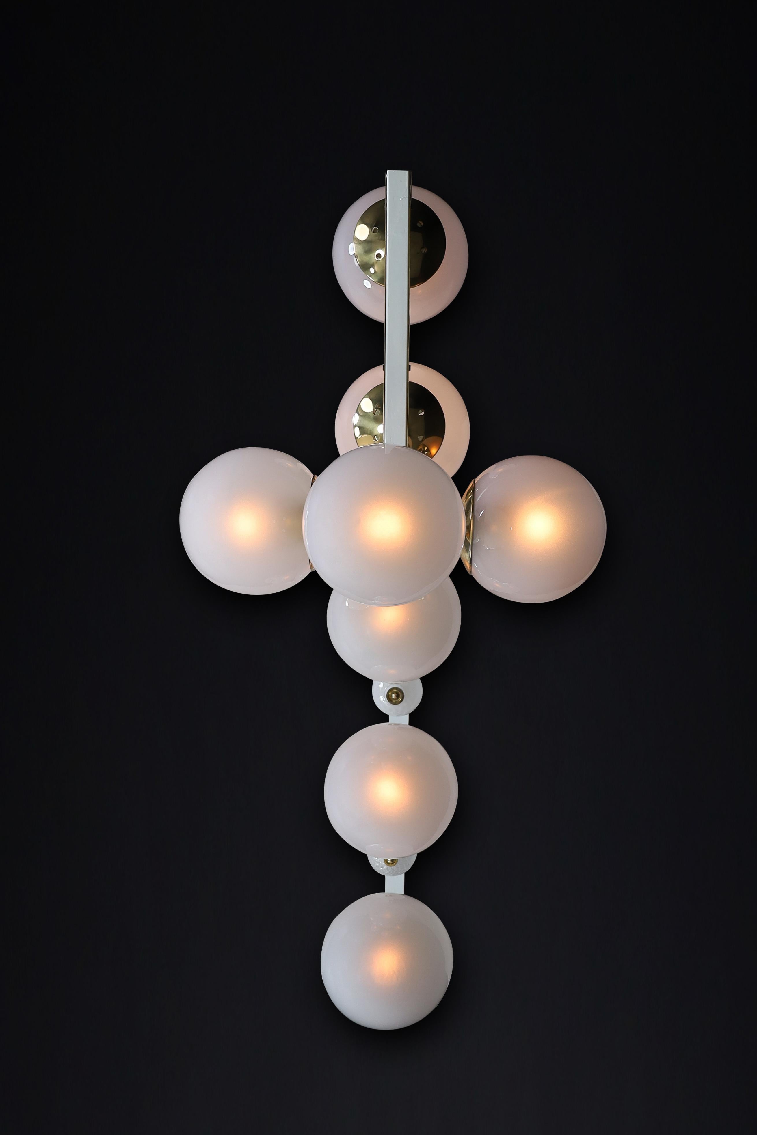 Lampadario moderno di metà secolo in ottone e vetro smerigliato, Praga, anni '60 in vendita 1