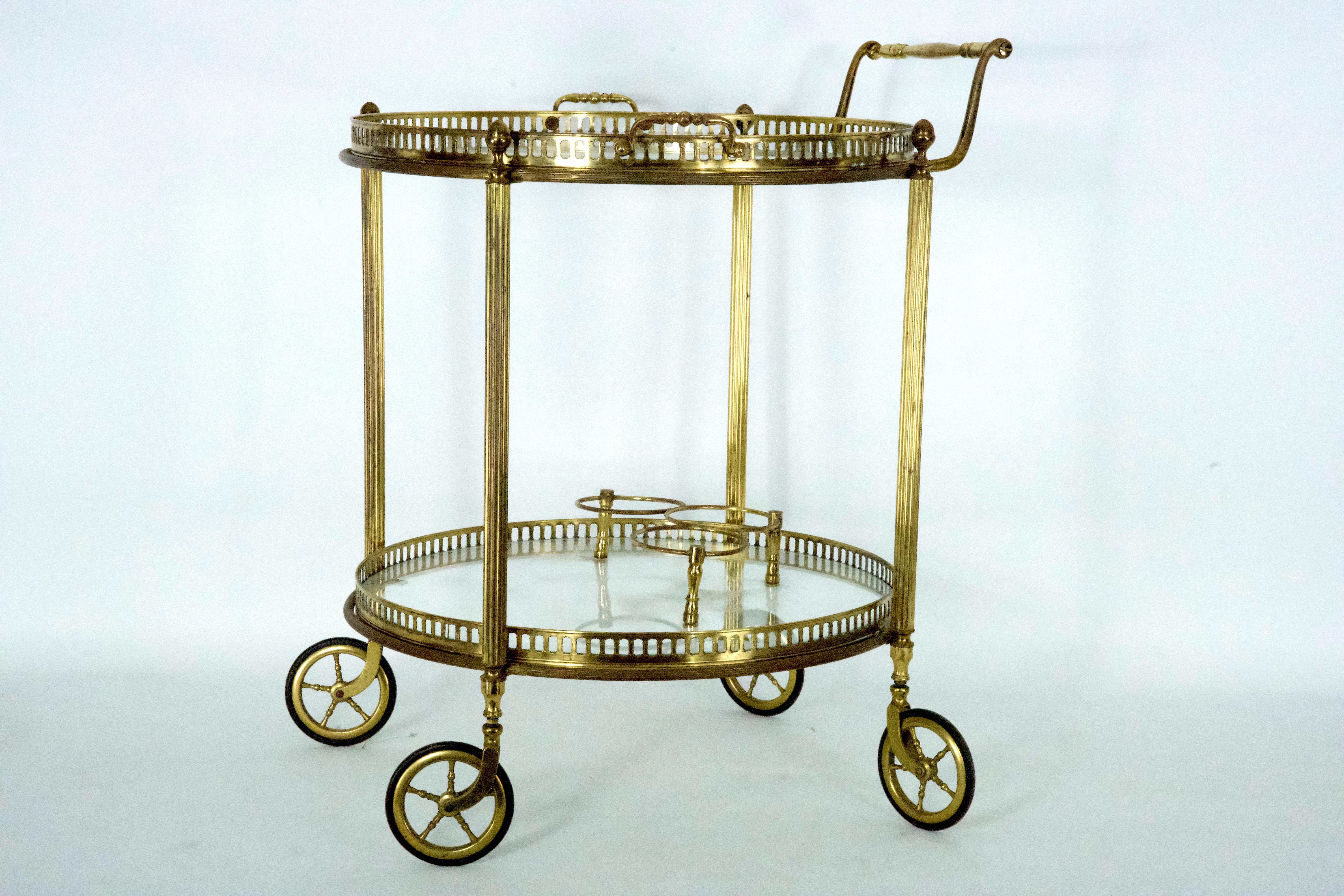 Ce chariot de bar ou de service en laiton, conçu par Cesar/One et produit en Italie dans les années 1950, est en excellent état. Il présente des signes typiques d'âge et d'utilisation, conformes à son époque.