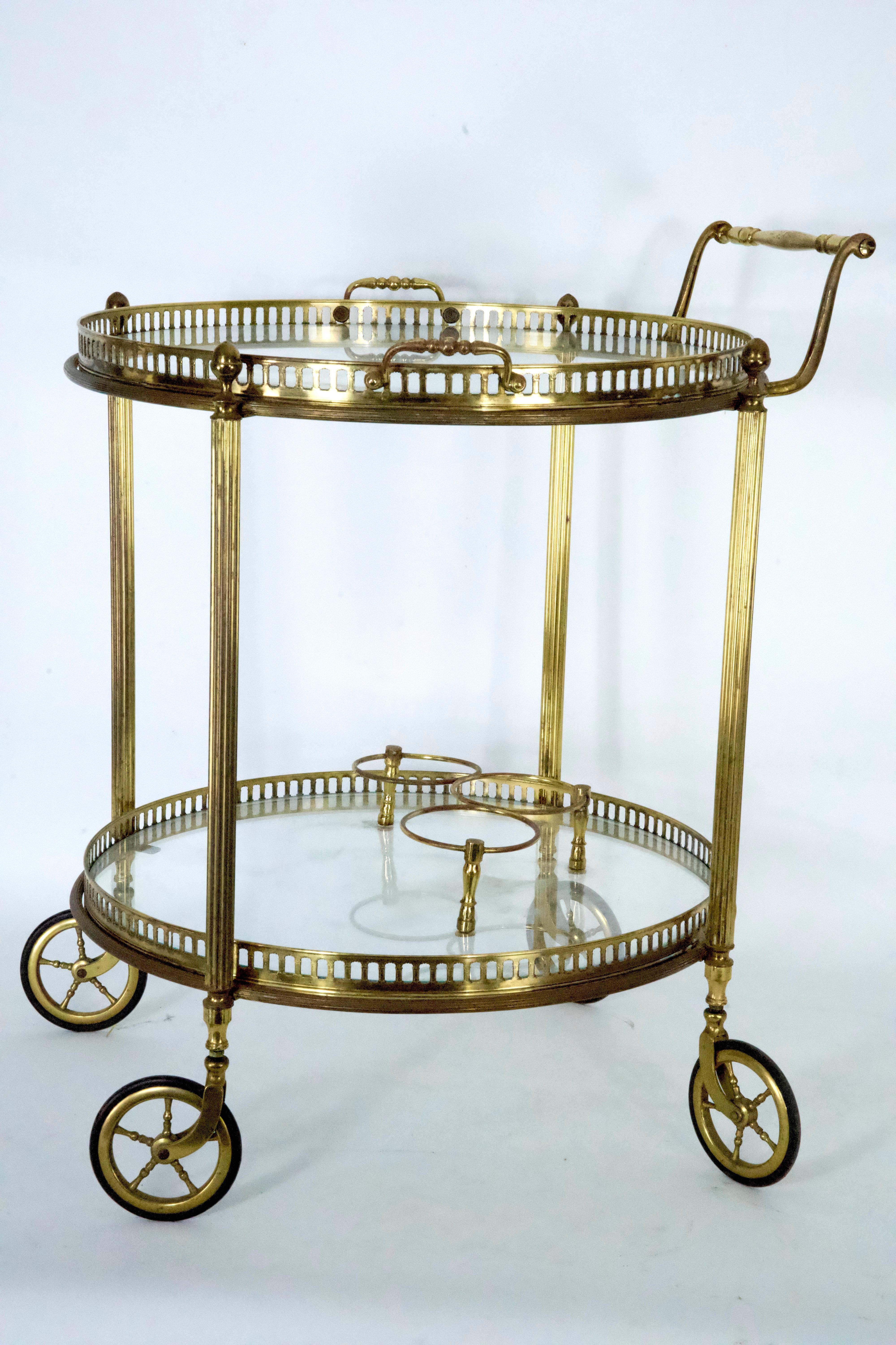Mid-Century Modern Chariot de bar en laiton et verre, The Moderns, Cesare Lacca, Italie, années 1950. en vente