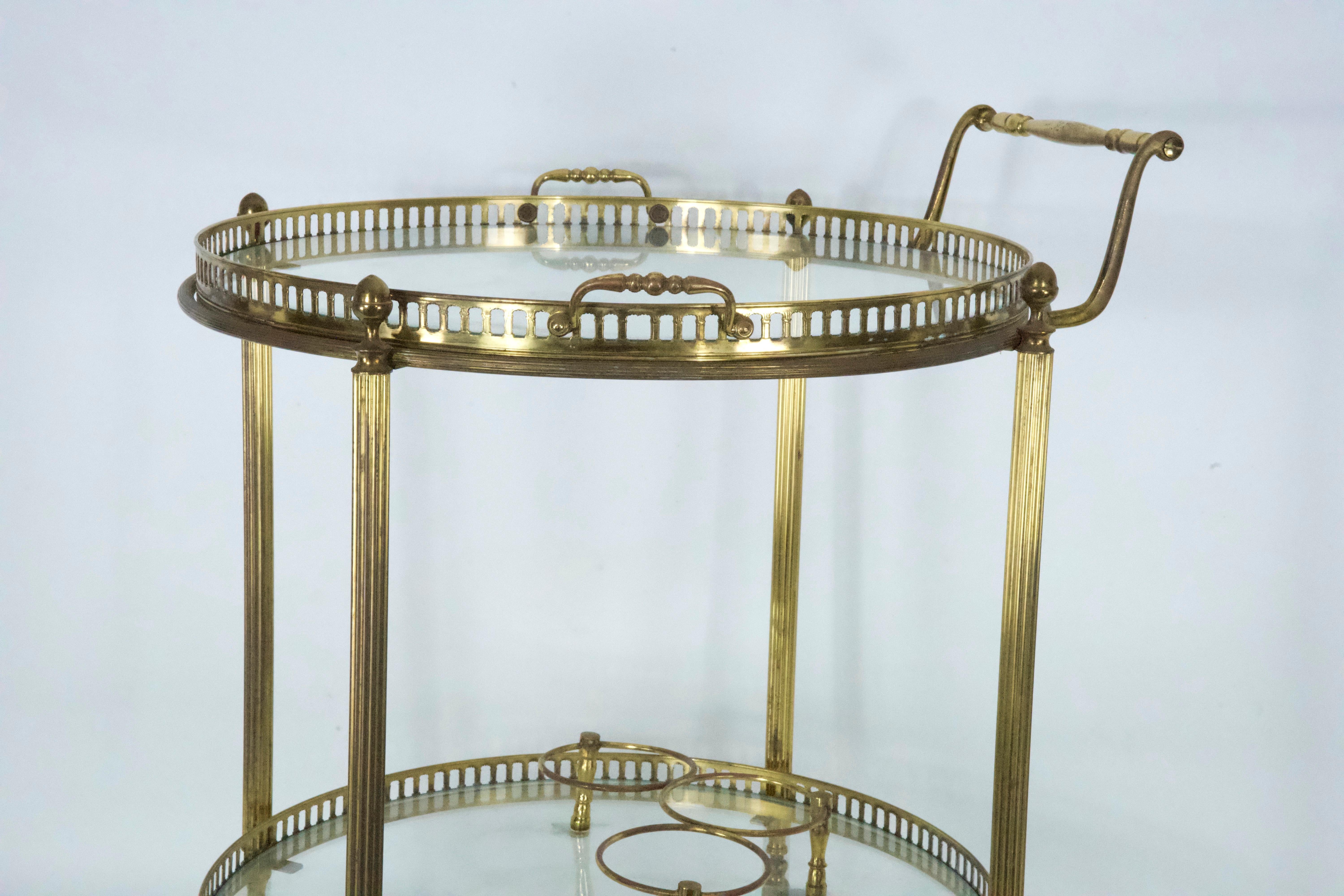 italien Chariot de bar en laiton et verre, The Moderns, Cesare Lacca, Italie, années 1950. en vente