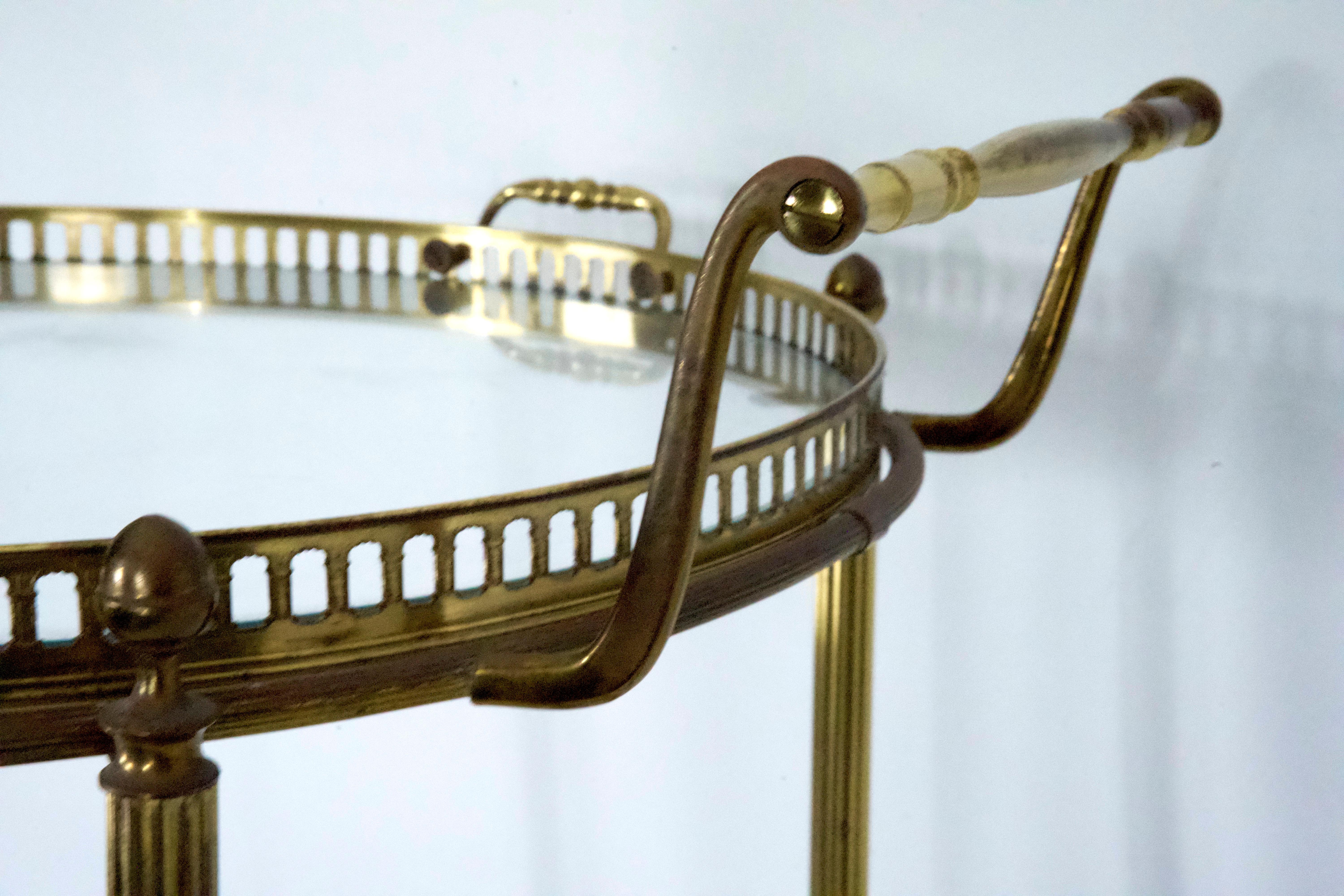 20ième siècle Chariot de bar en laiton et verre, The Moderns, Cesare Lacca, Italie, années 1950. en vente