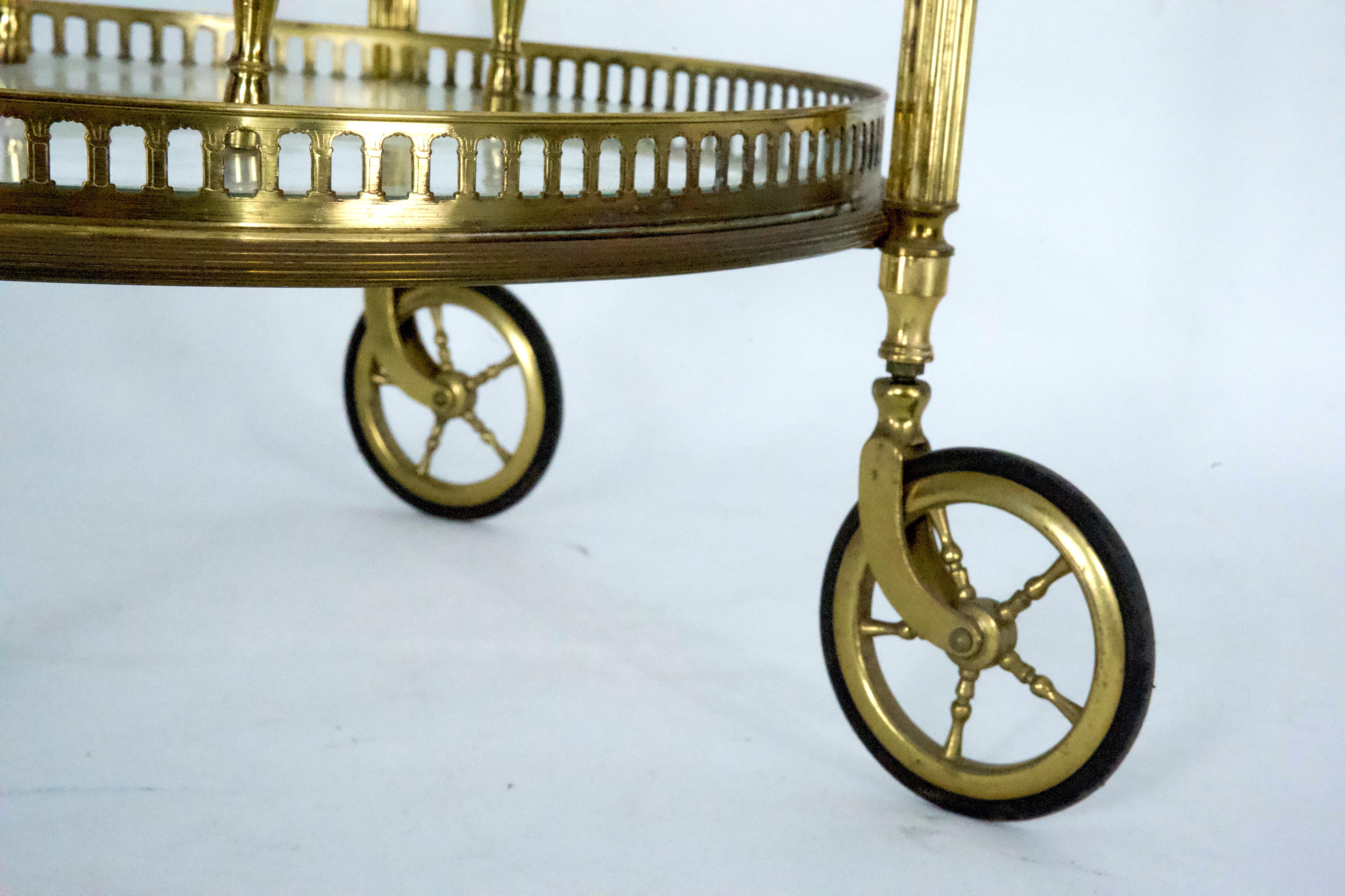 Chariot de bar en laiton et verre, The Moderns, Cesare Lacca, Italie, années 1950. en vente 1
