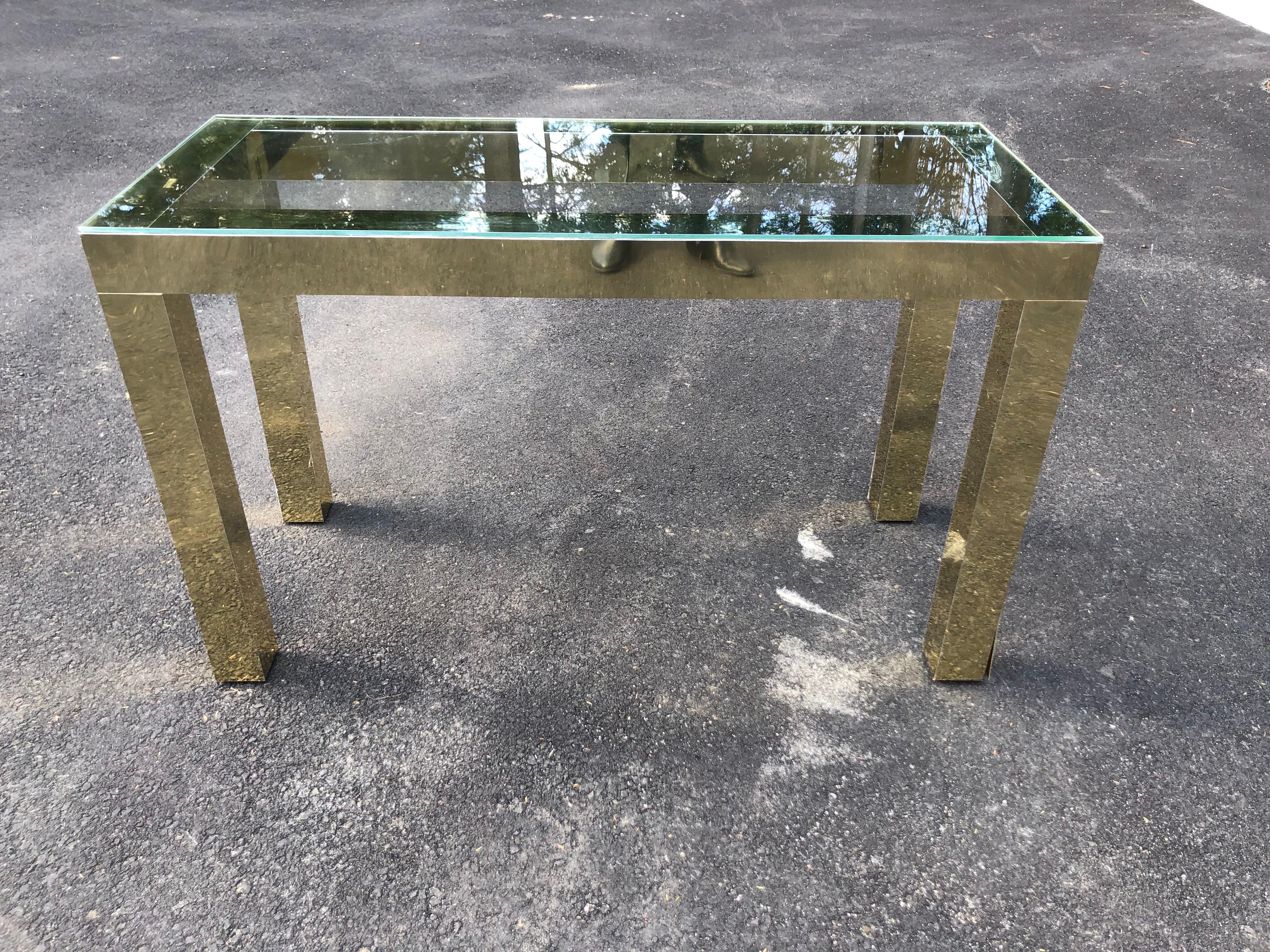 Hollywood Regency Console en laiton et verre The Moderns en vente
