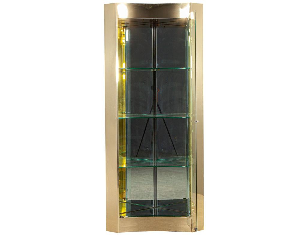 Mid-Century Modern Vitrine d'angle vitrine en laiton et verre moderne du milieu du siècle dernier en vente